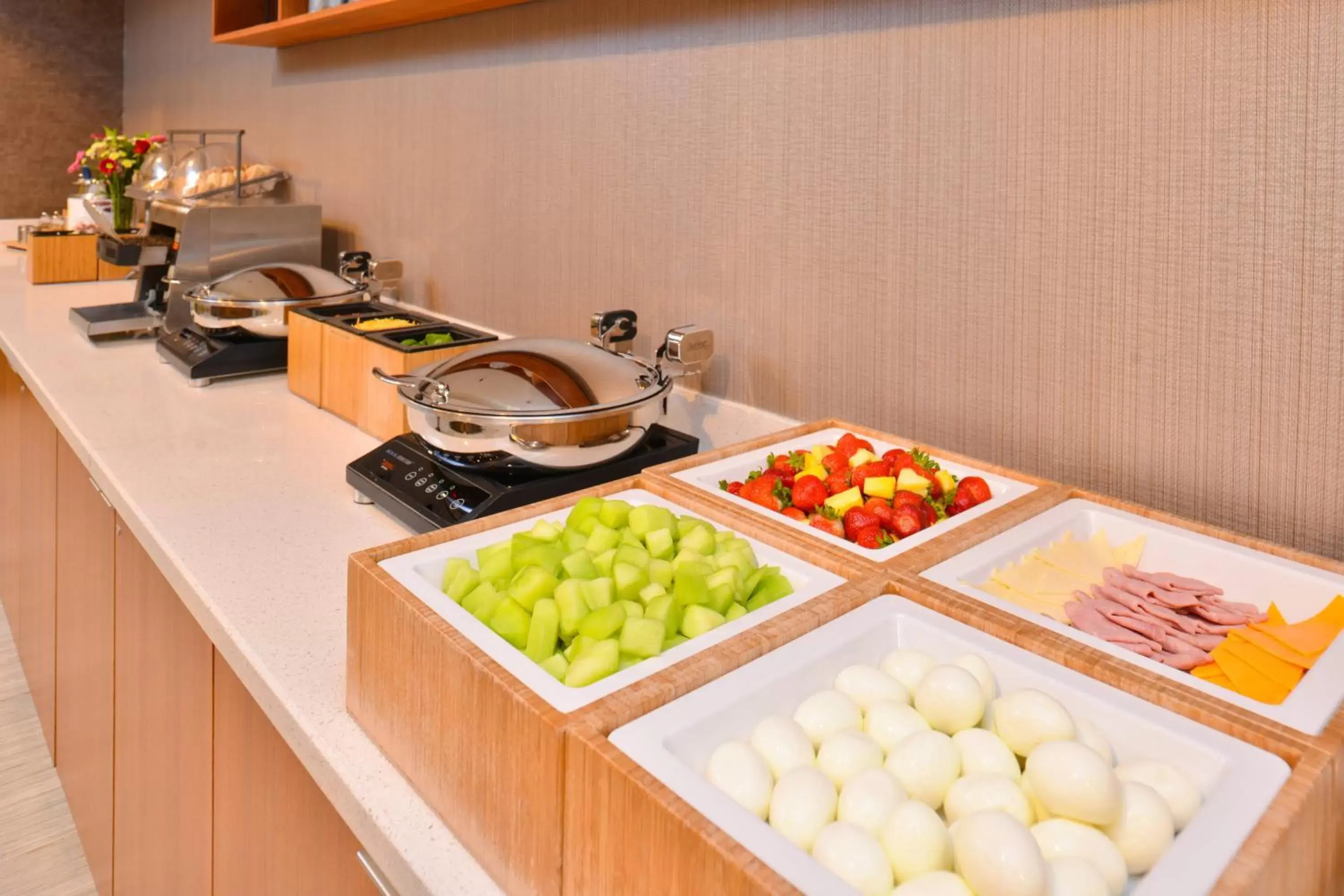Breakfast, Kitchen/Kitchenette in SpringHill Suites by Marriott Sacramento Roseville