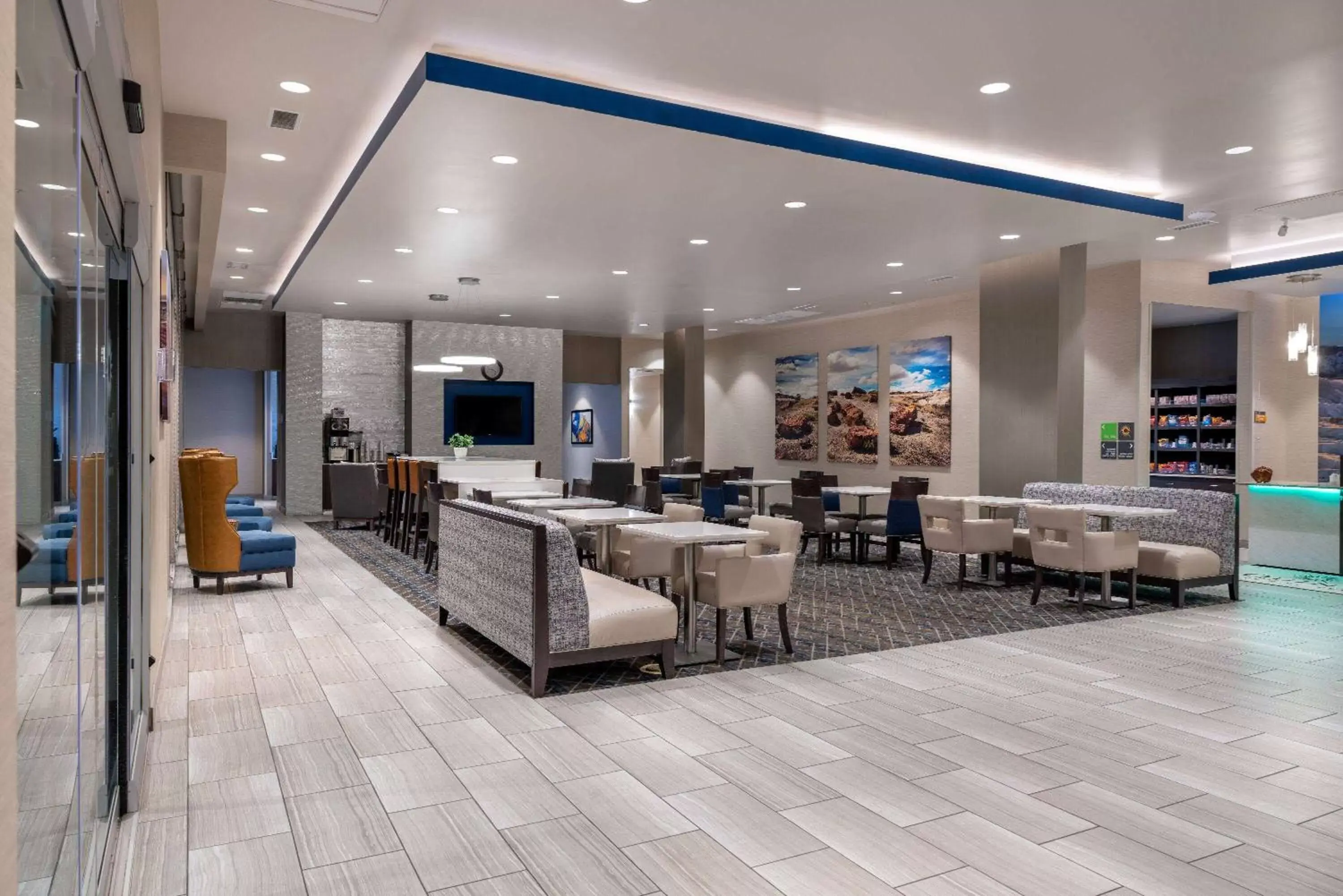 Lobby or reception, Restaurant/Places to Eat in La Quinta Inn & Suites by Wyndham Holbrook Petrified Forest