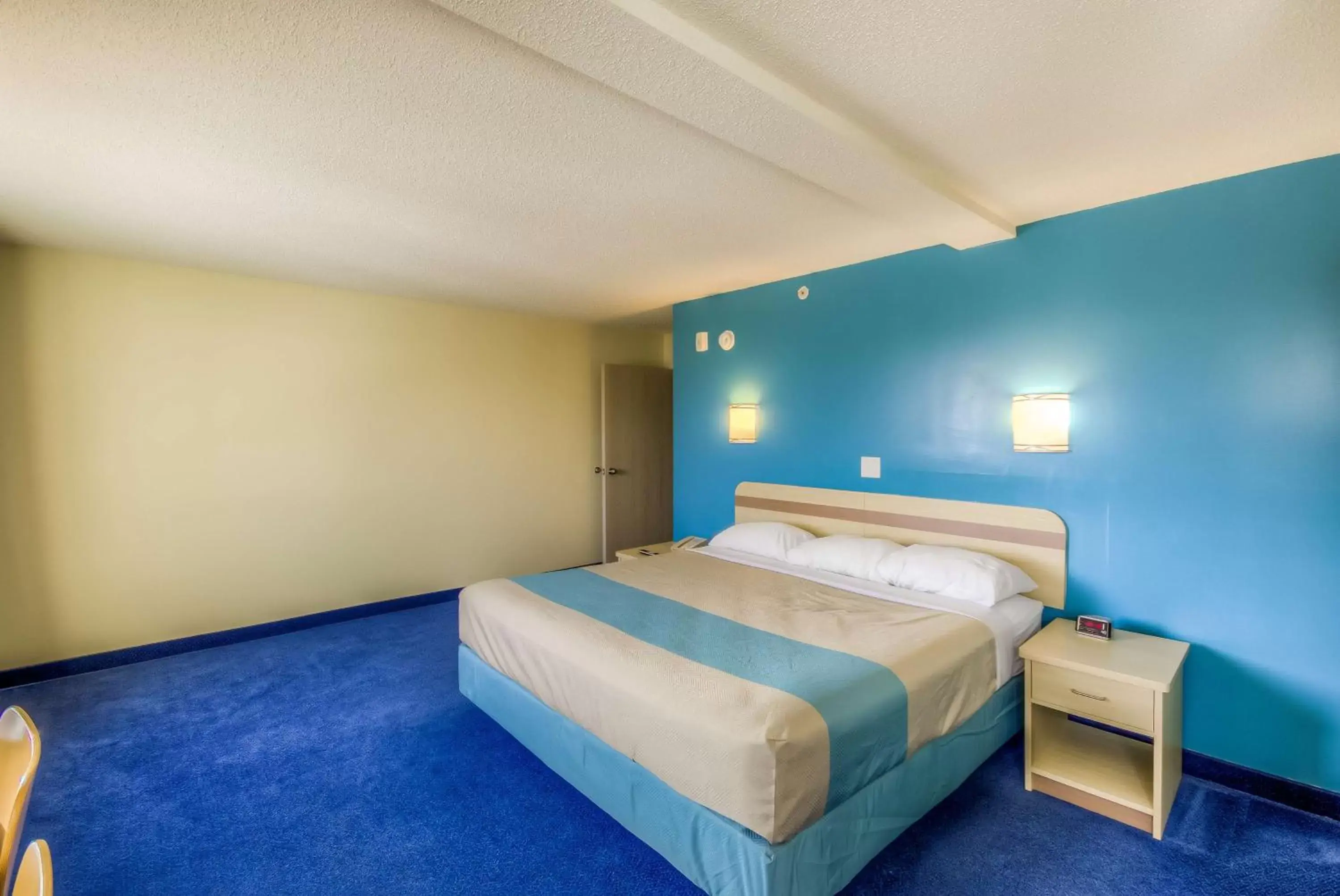 Bedroom, Bed in Motel 6-Estevan, SK