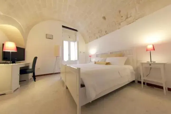Photo of the whole room, Bed in Le Malve Cave Retreat