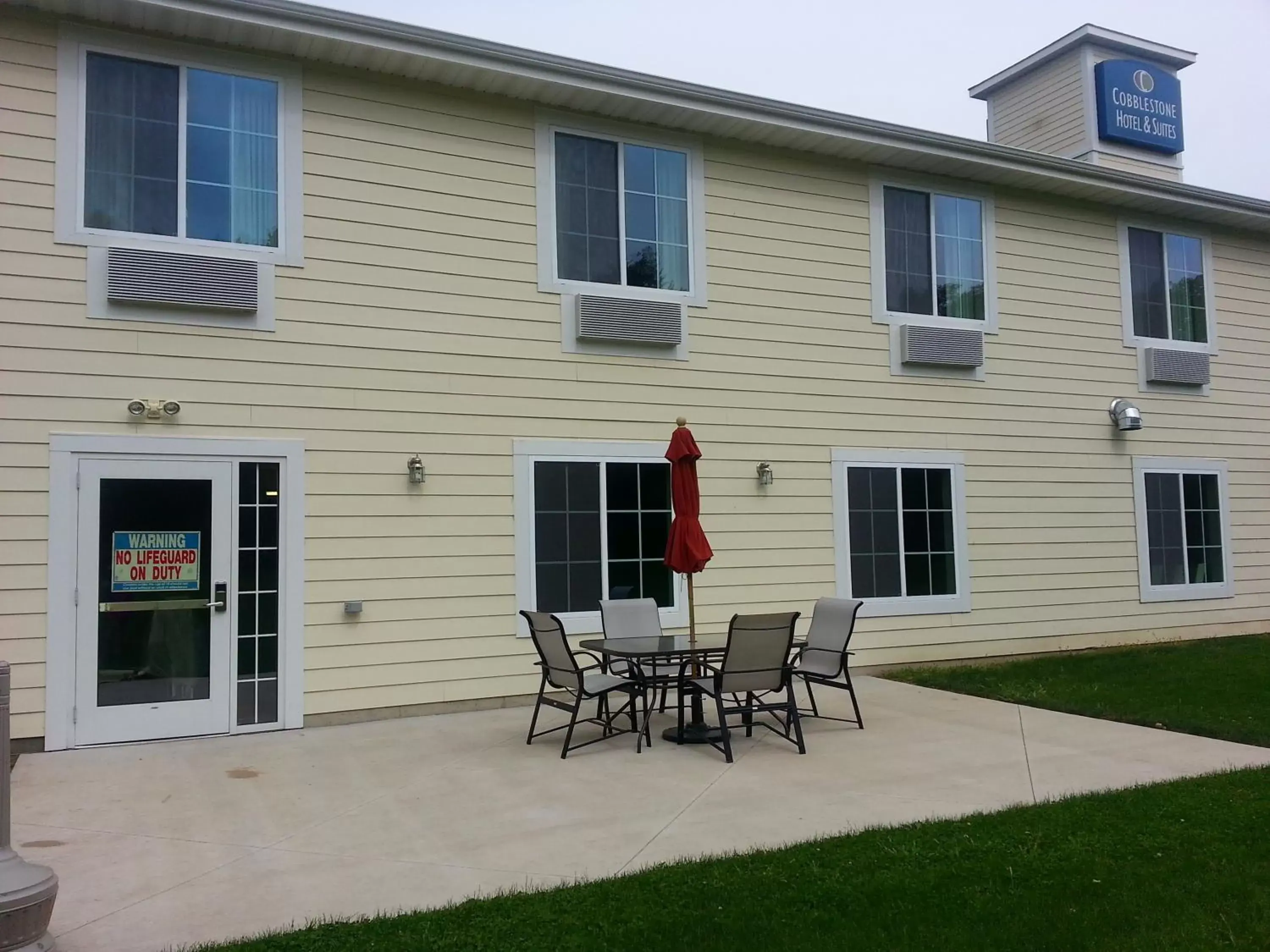 Patio in Cobblestone Hotel & Suites - Knoxville