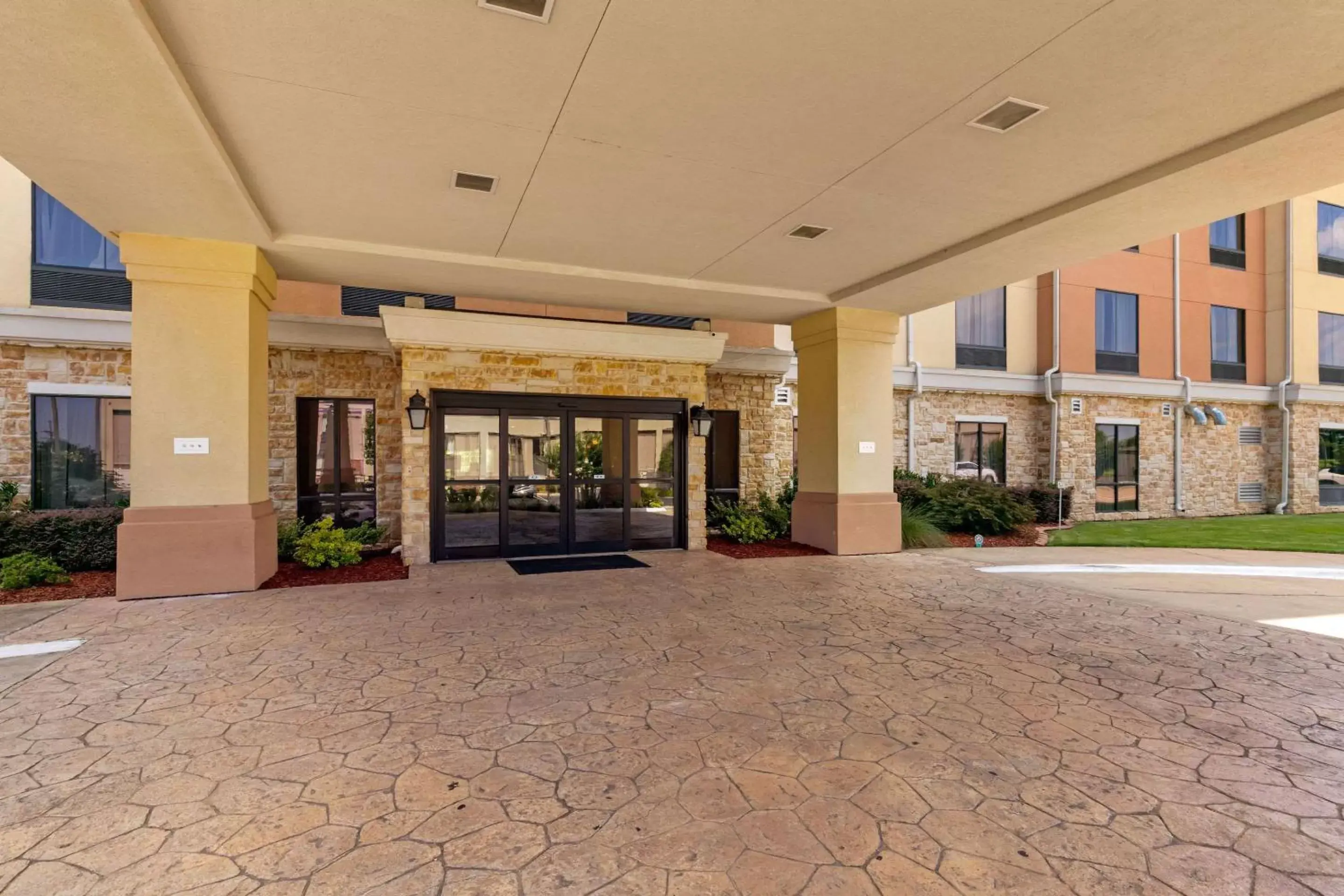 Property building in Comfort Suites Property building in Comfort Suites