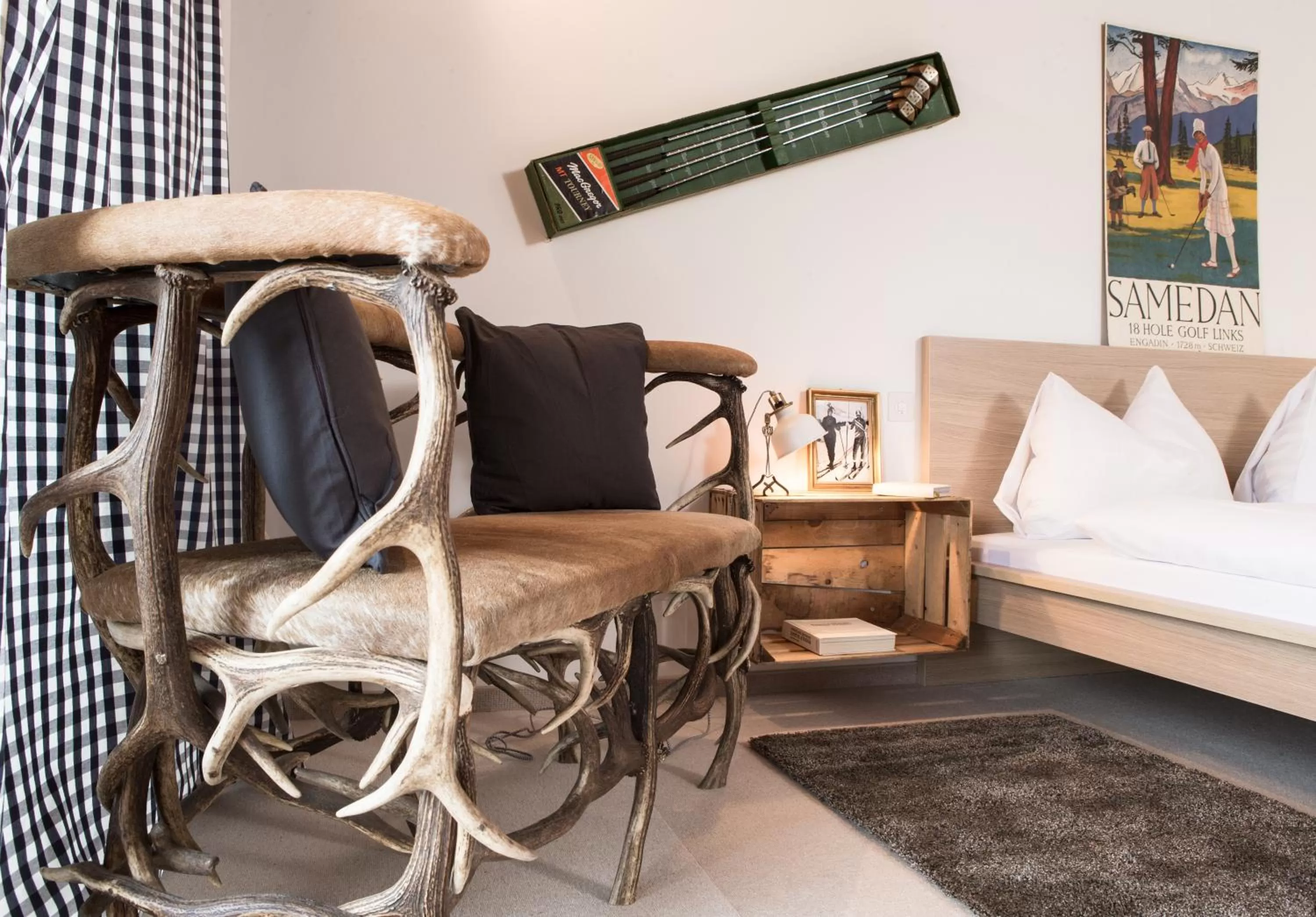 Seating area, Bed in Arena Lodge