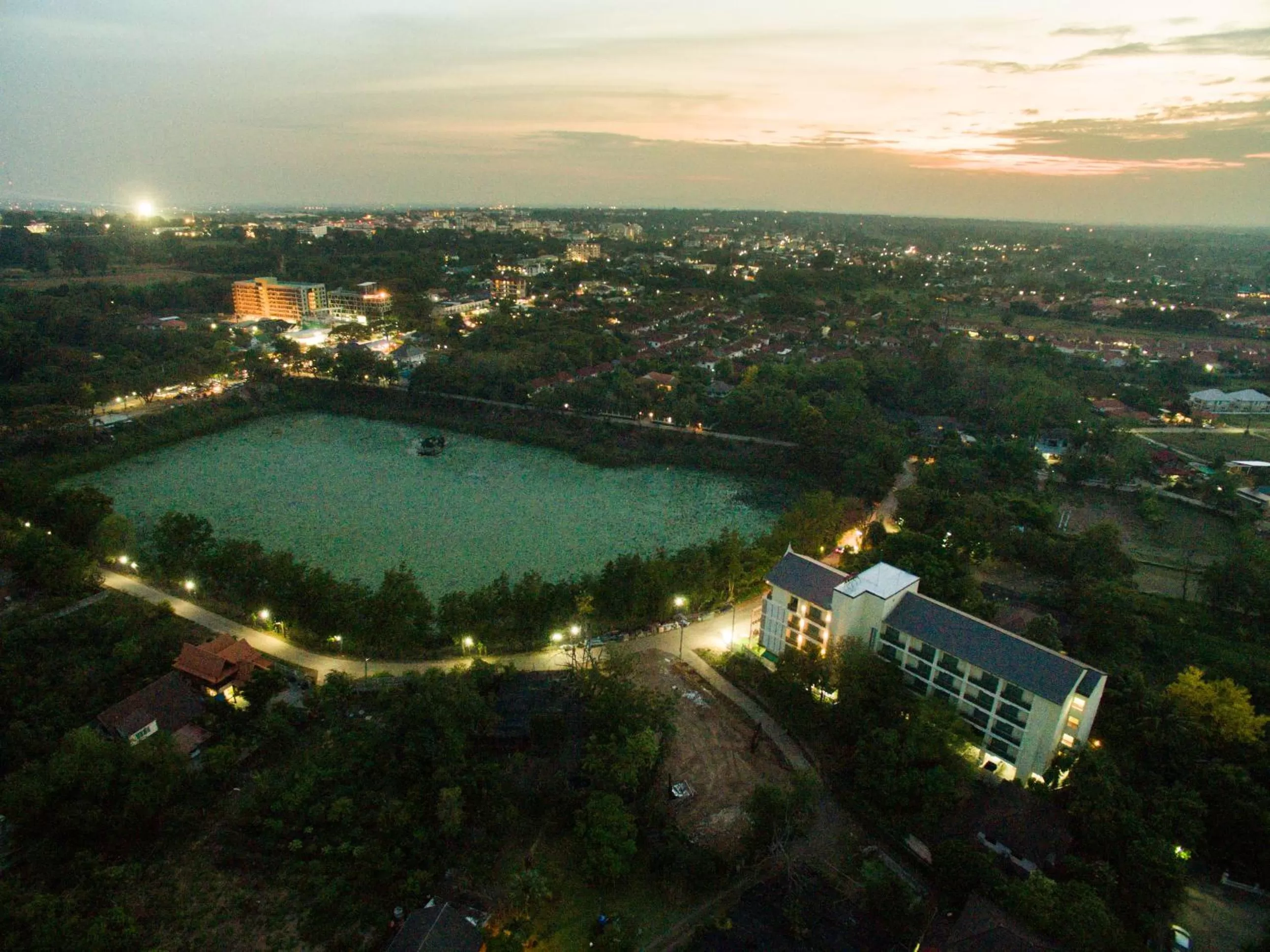 Property building in Anchan Laguna Hotel โรงแรมอัญชันลากูน่า