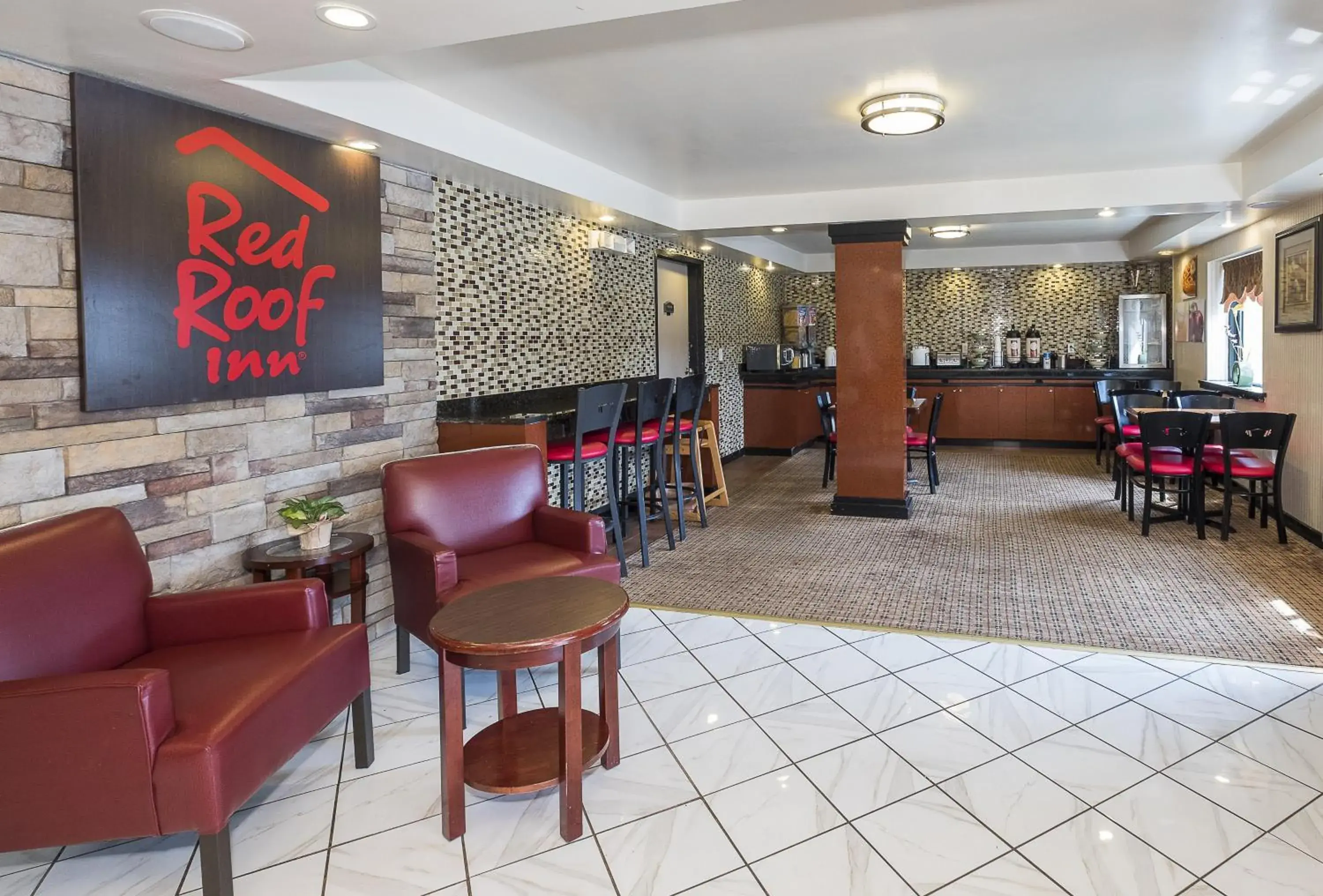 Lobby or reception, Lounge/Bar in Red Roof Inn Hartford - Vernon