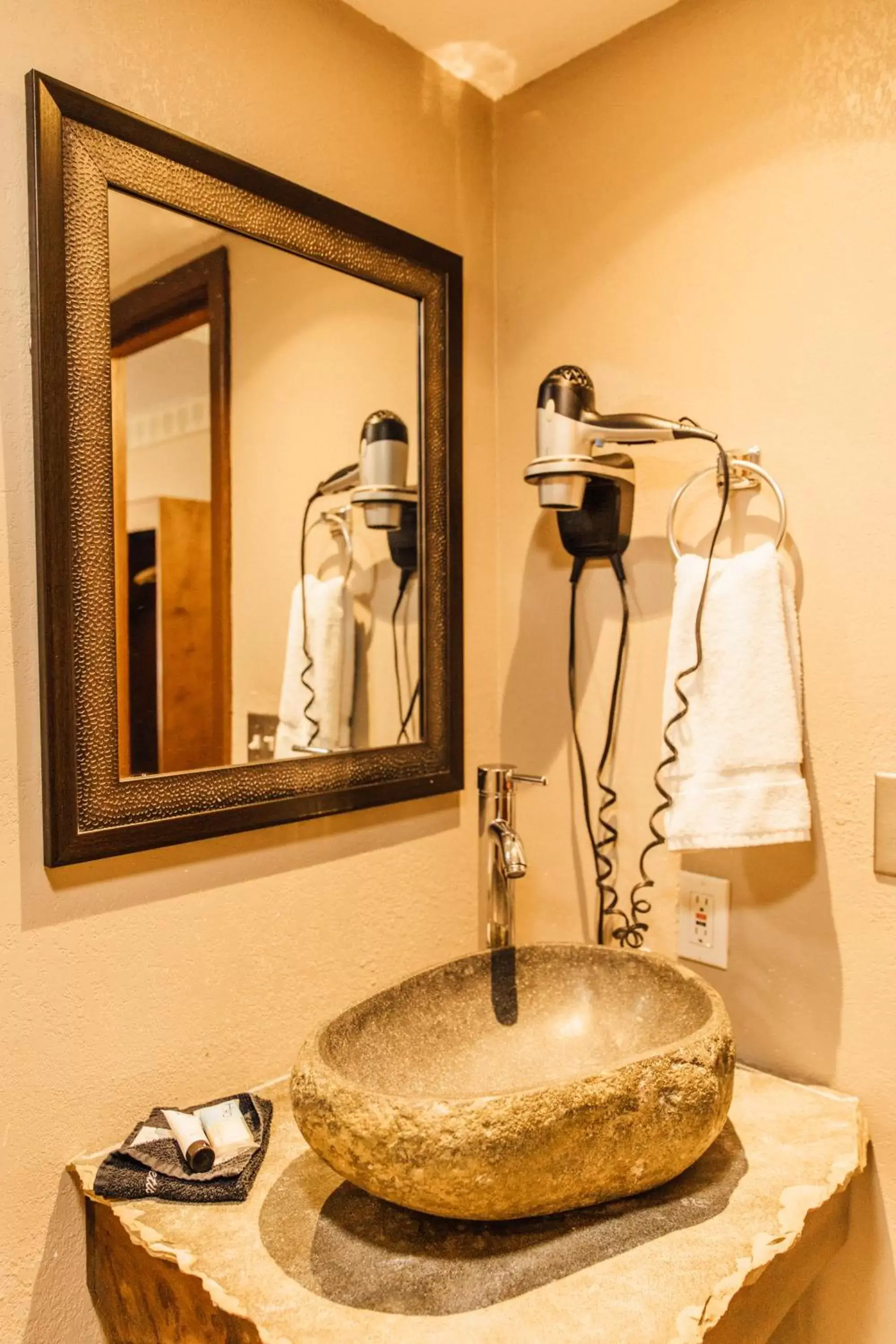 Photo of the whole room, Bathroom in Brookside Lodge