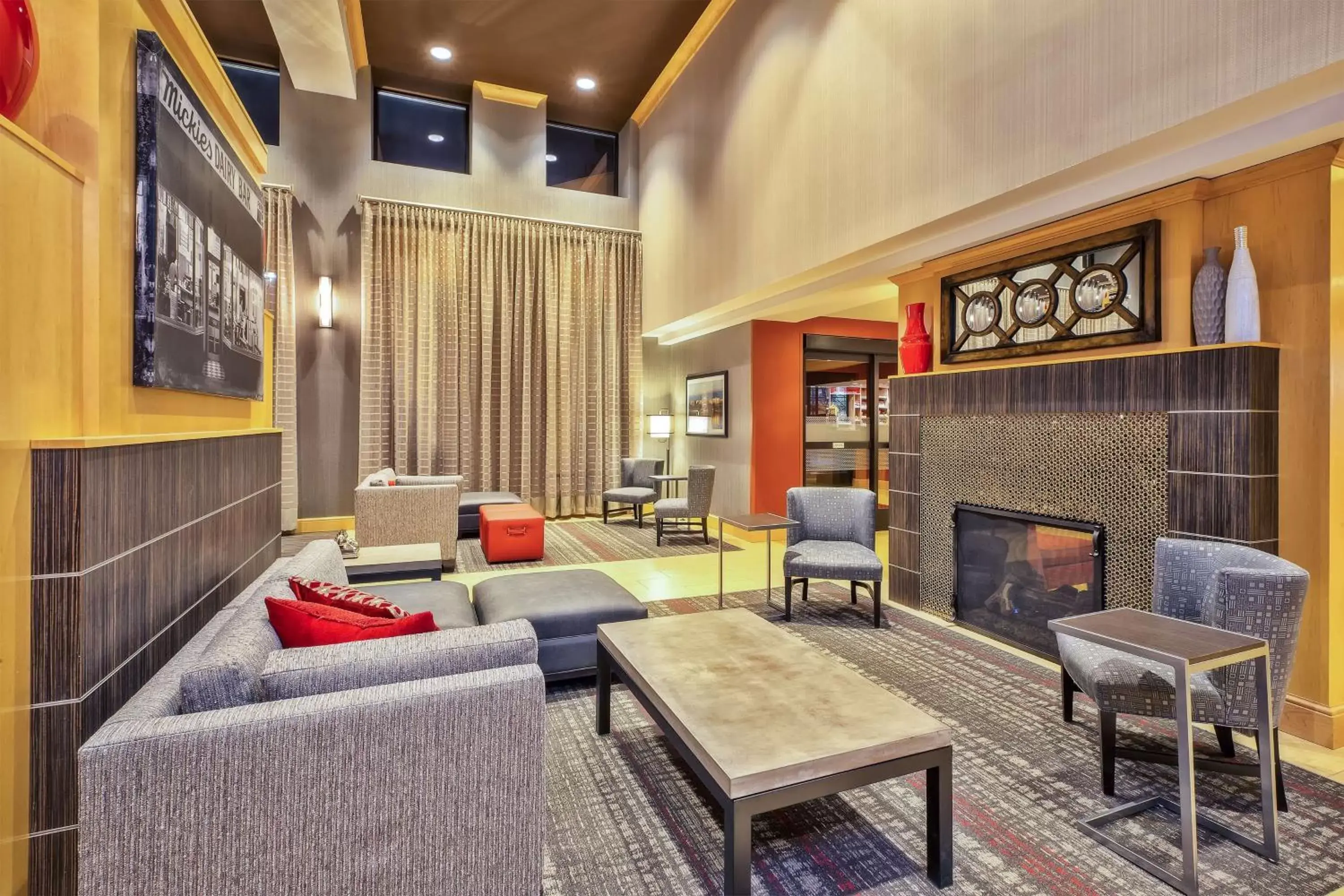Lobby or reception, Lounge/Bar in Hampton Inn & Suites Madison - West