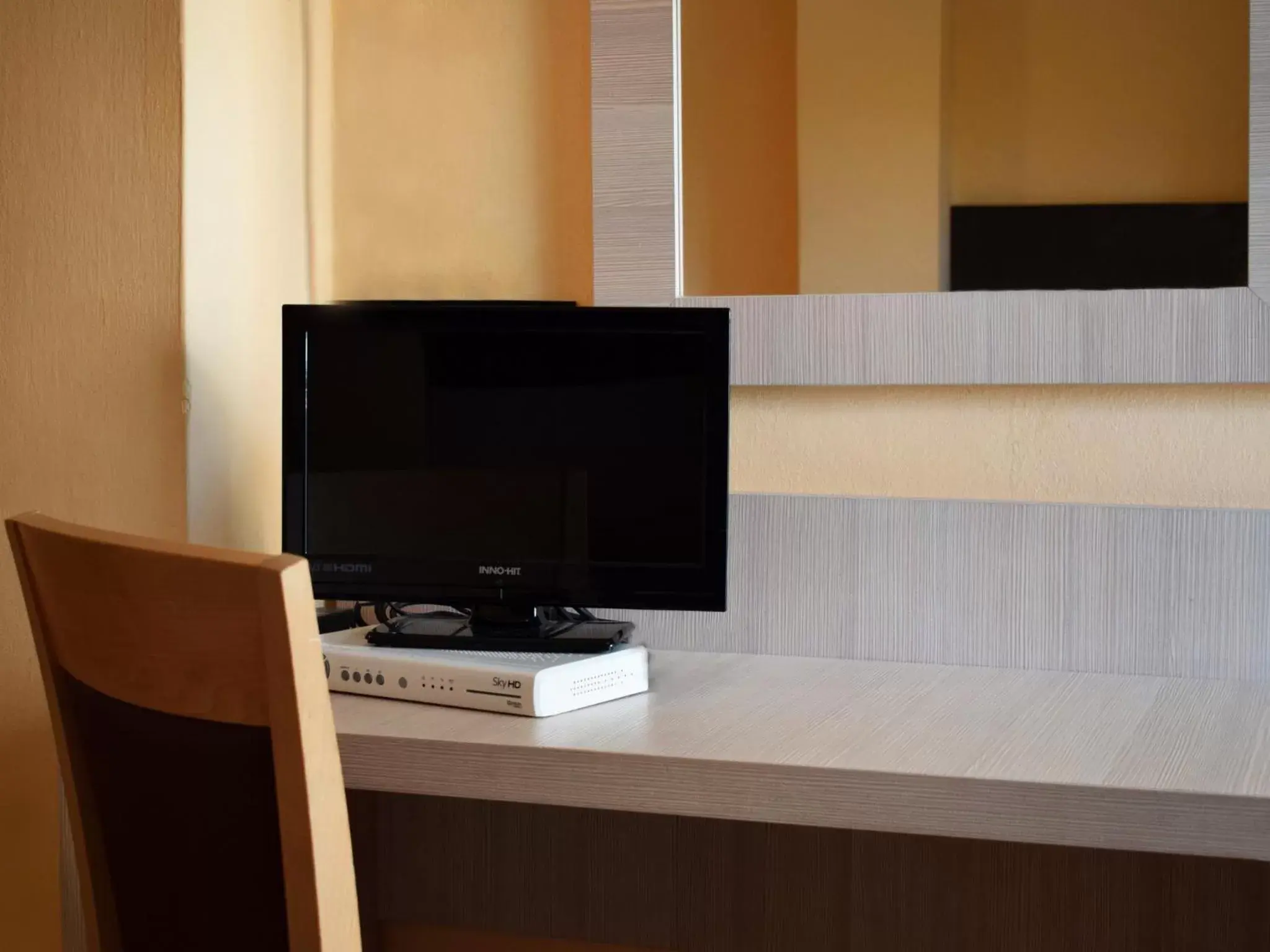 TV and multimedia, TV/Entertainment Center in Hotel Bamby