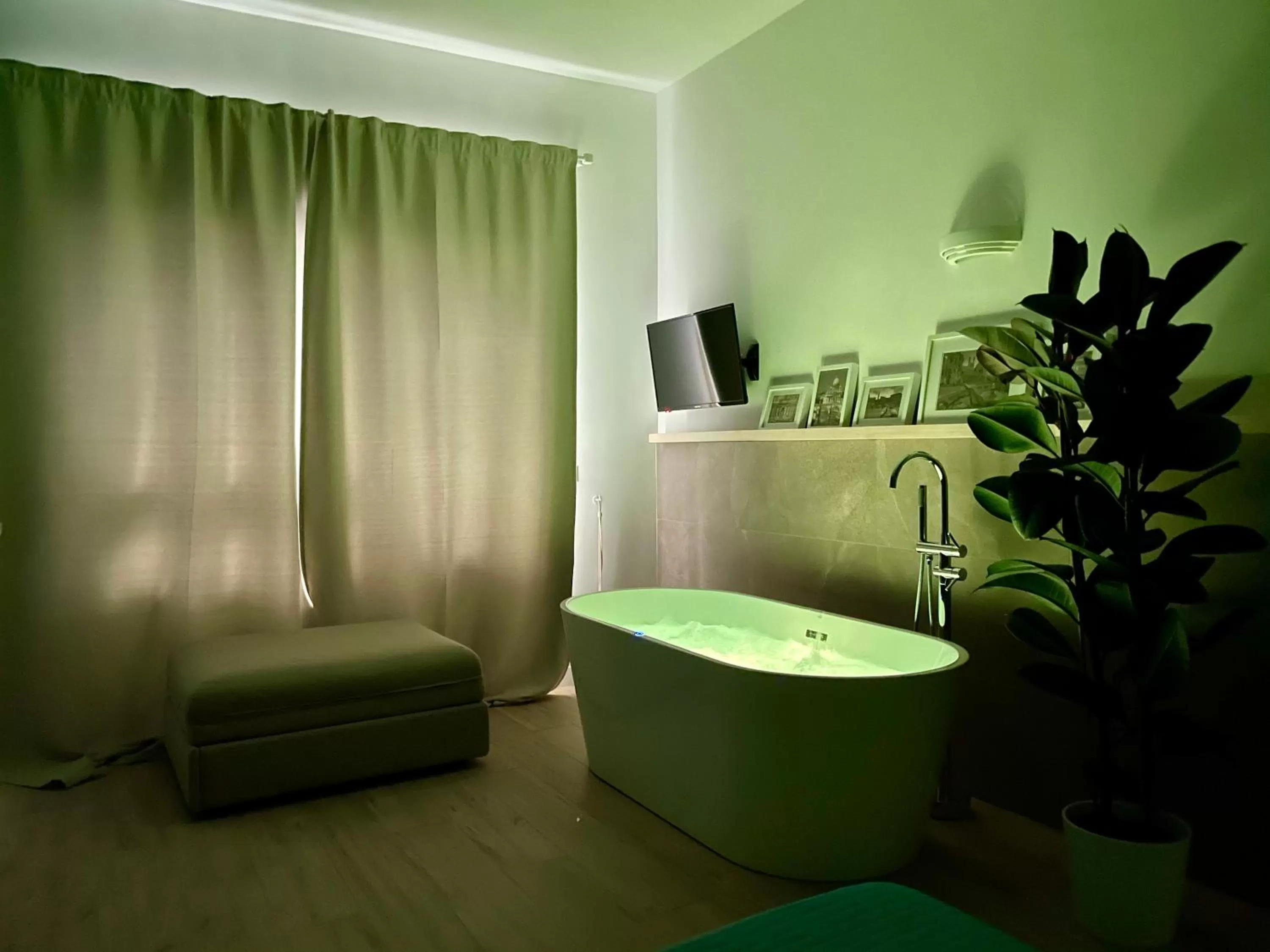 Hot Tub in Le Coq Suites