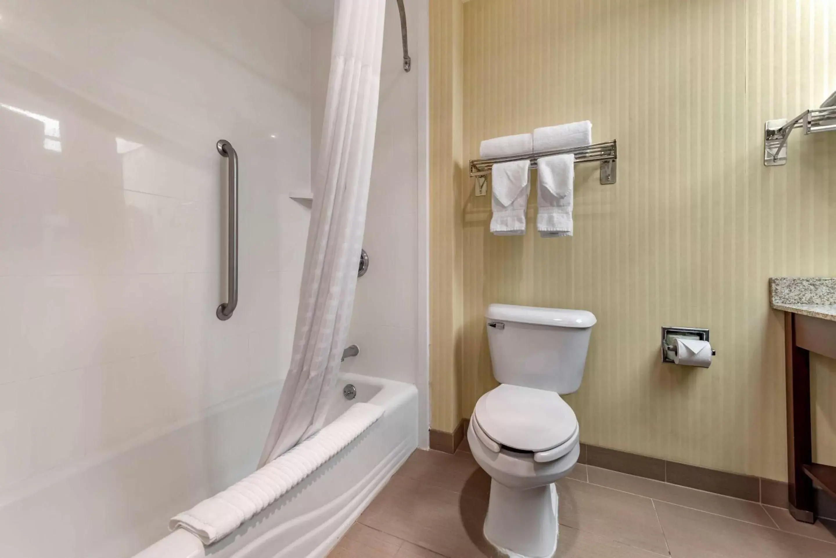Bathroom in Comfort Inn & Suites Warsaw near US-30