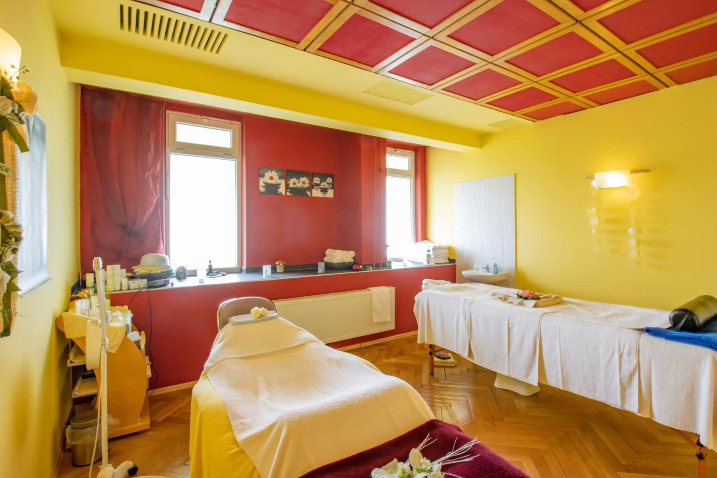 Massage, Restaurant/Places to Eat in Ferien Hotel Rennsteigblick