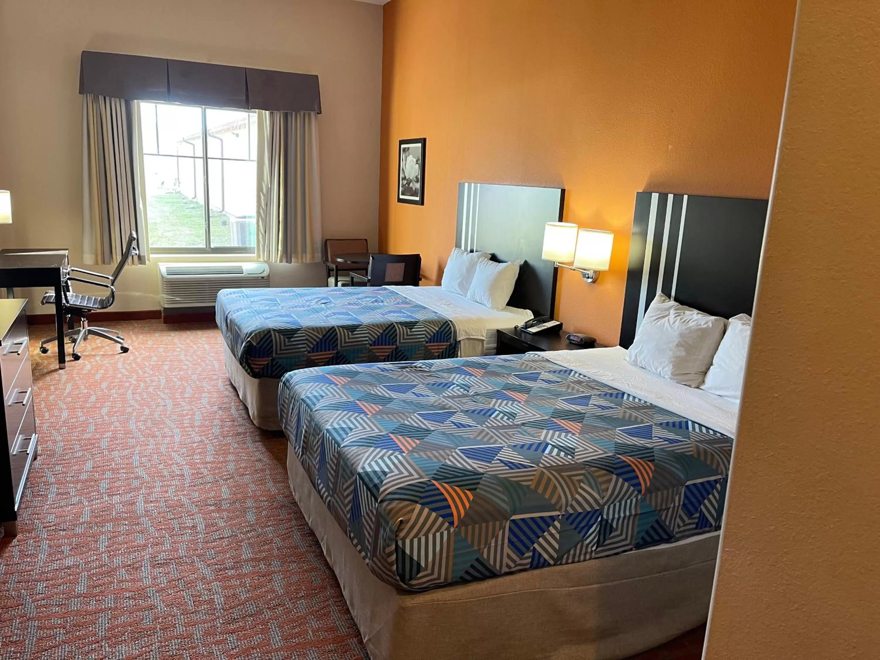 Photo of the whole room, Bed in Super 6 Inn & Suites