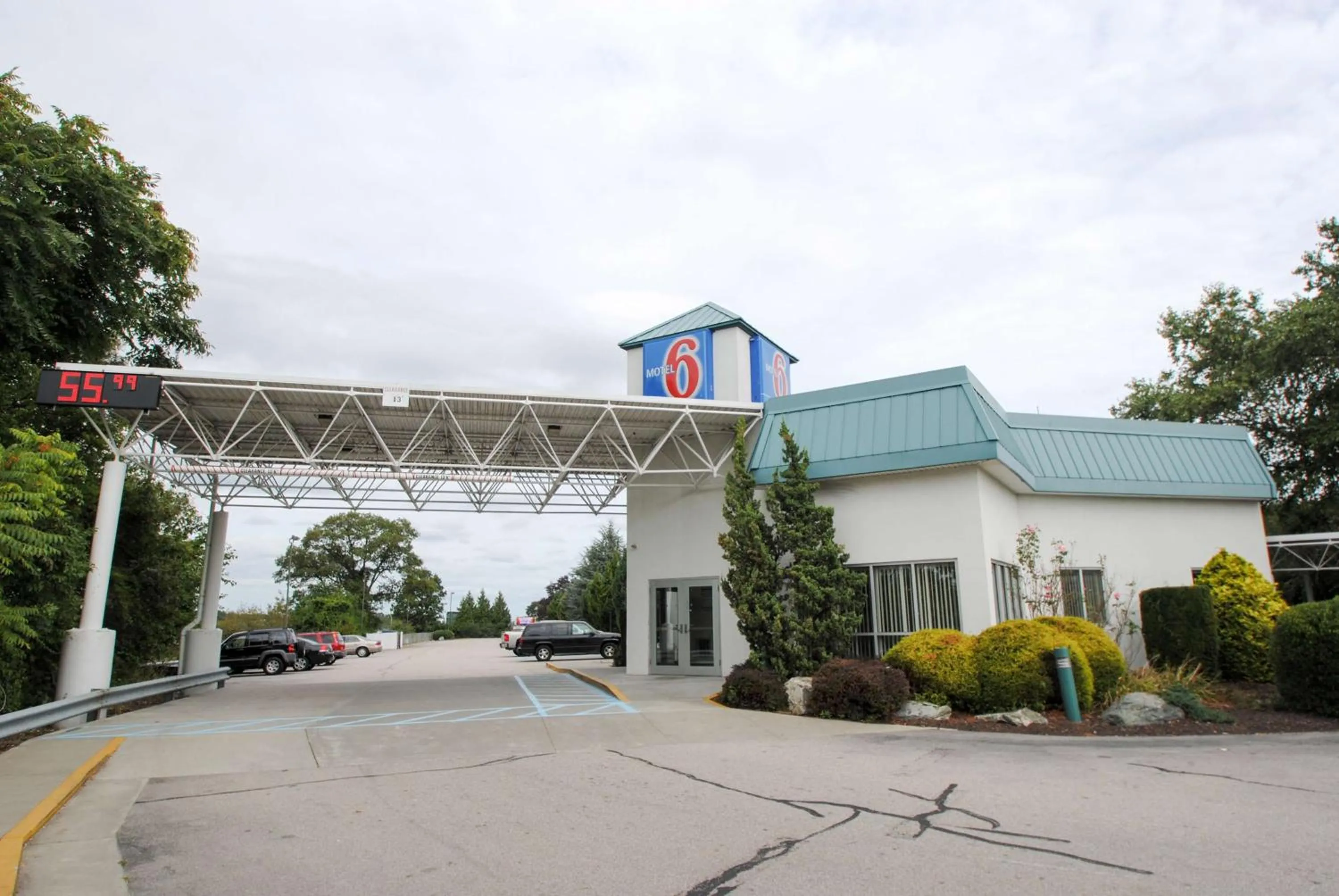 Property building in Motel 6-Warwick, RI - Providence Airport - I-95