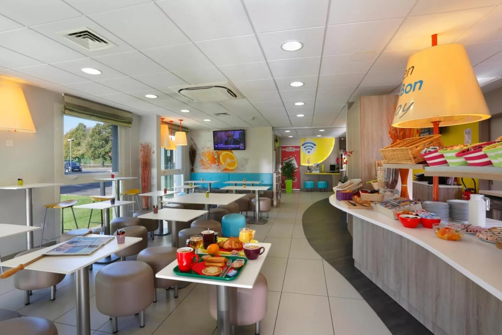 Dining area in First Inn Hotel Paris Sud Les Ulis