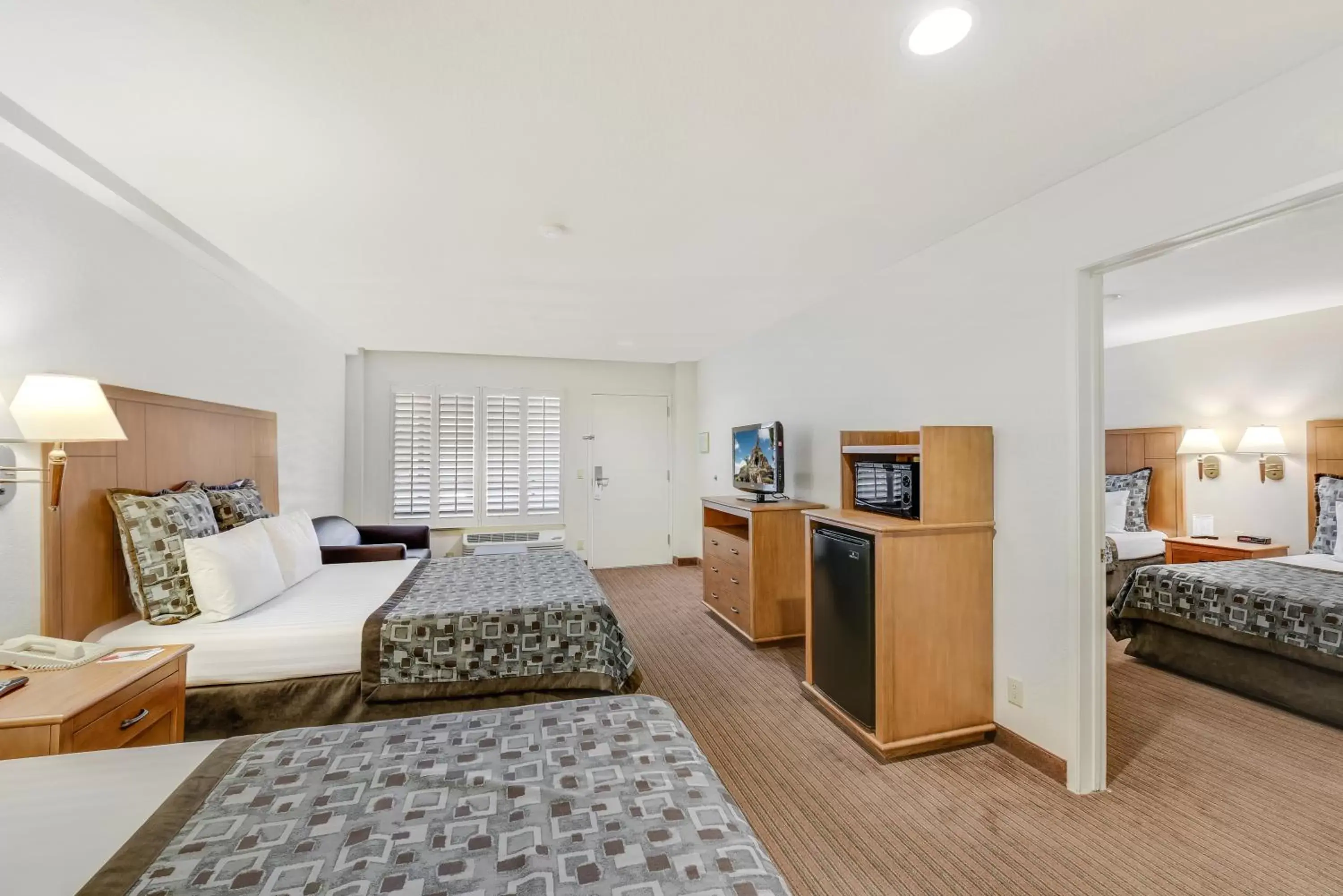 Photo of the whole room, Bed in Anaheim Desert Inn & Suites