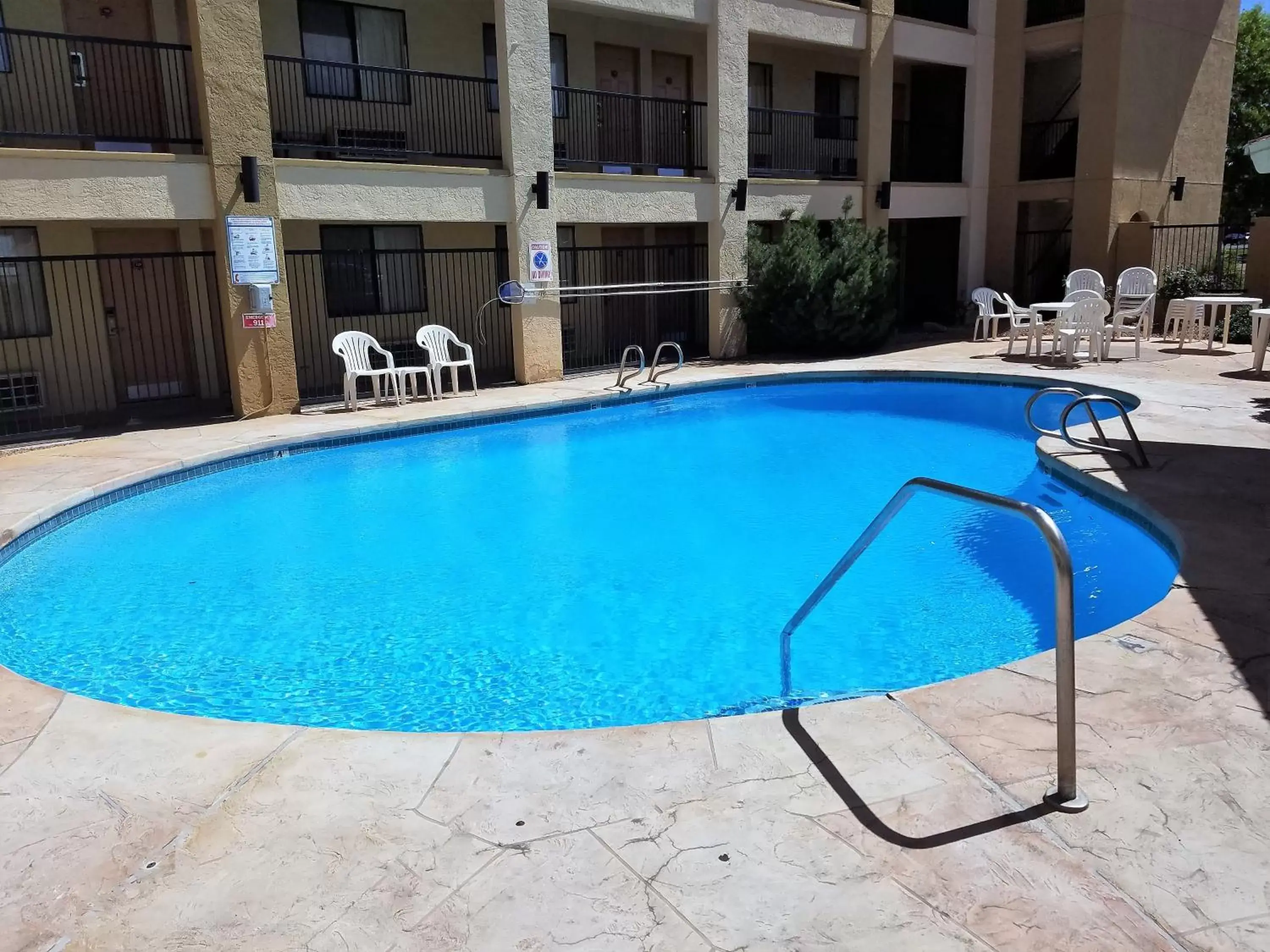 Swimming Pool in Red Roof Inn Albuquerque - Midtown