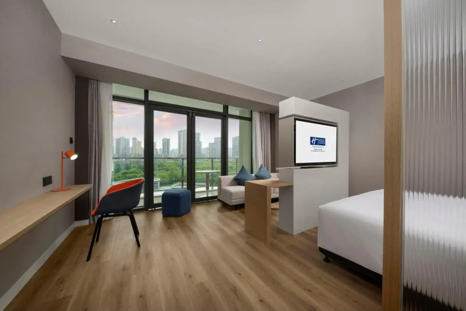 Photo of the whole room in Holiday Inn Express Chongqing Caiyun Lake, an IHG Hotel