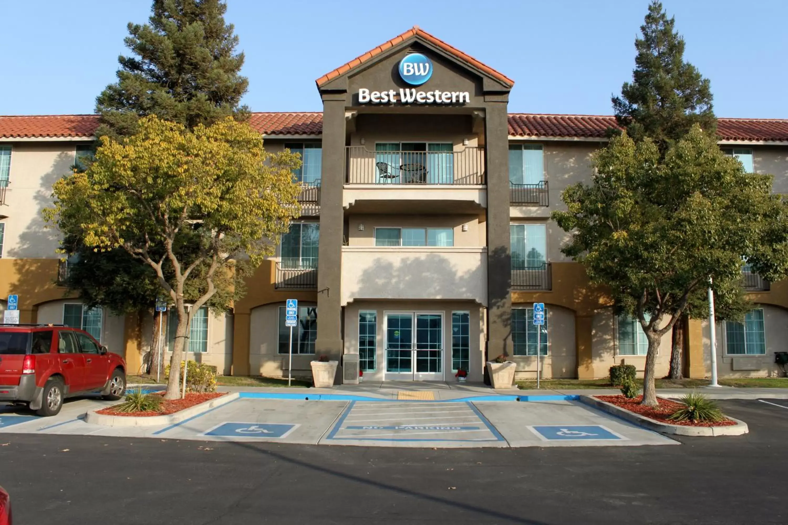 Facade/entrance, Property Building in Best Western Visalia Hotel