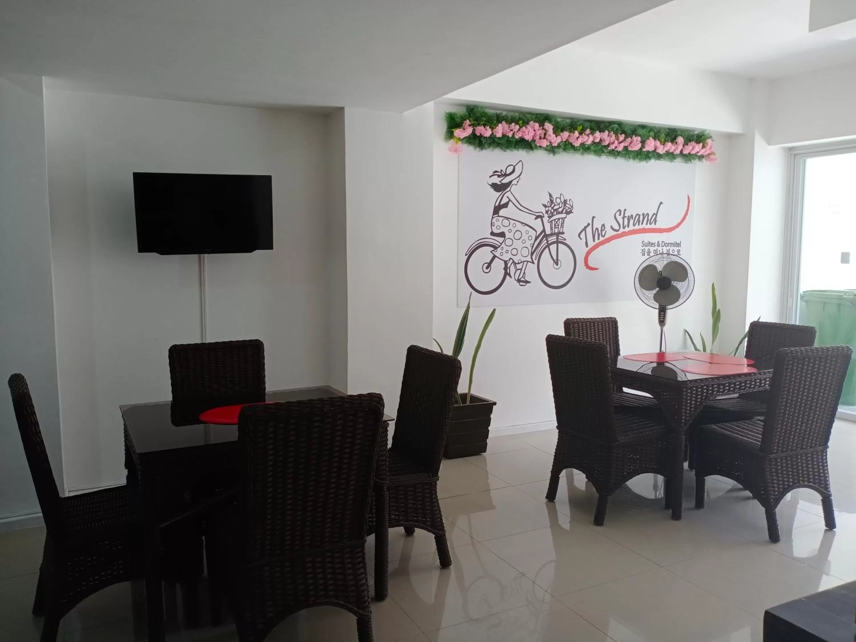 Dining area in The Strand Suites and Dormitel