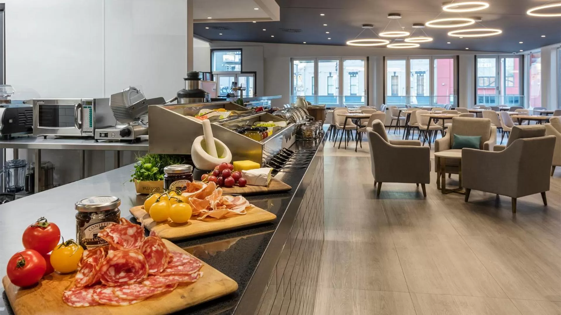 Restaurant/places to eat in Oaks Wellington Hotel