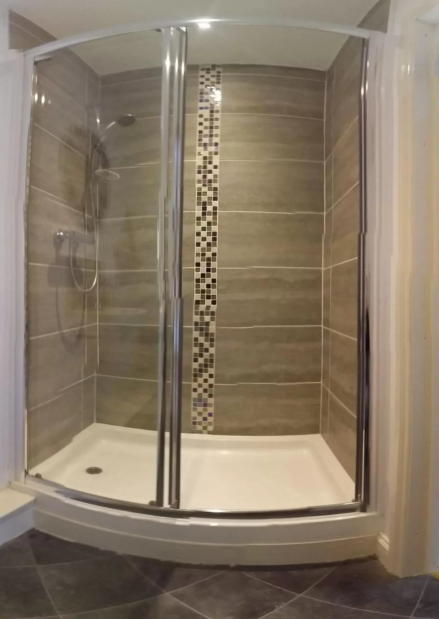 Shower, Bathroom in Kingsmede Bed & Breakfast