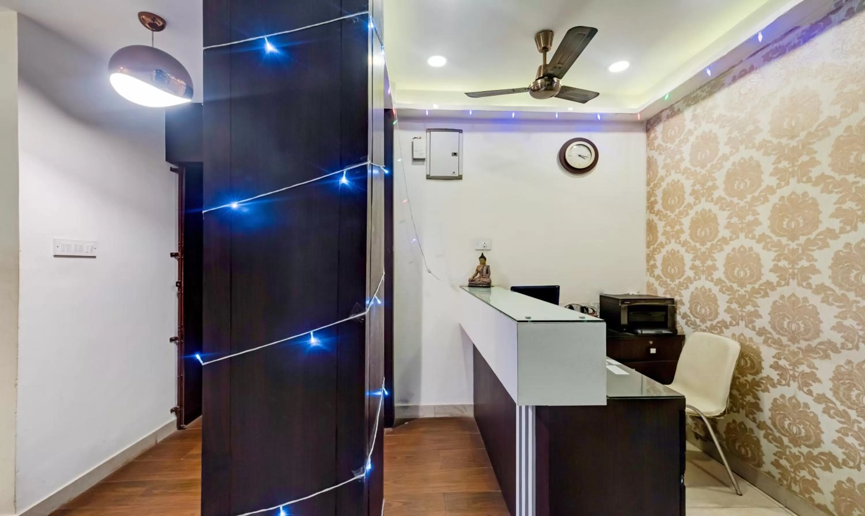 Lobby or reception in Itsy Hotels Neeranand Plaza, Bhawanipur