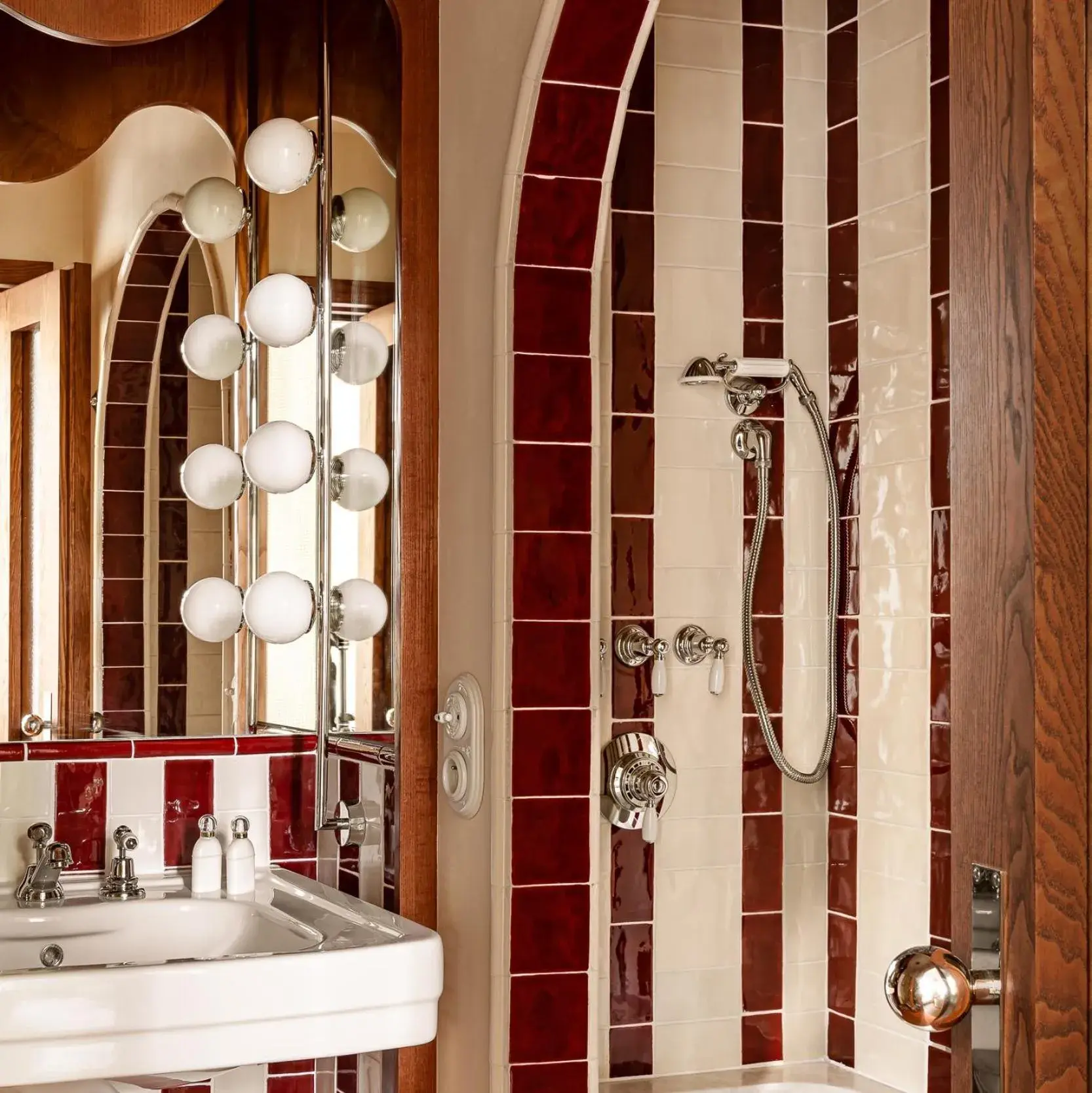 Bathroom in Château des Fleurs Hôtel & Spa Paris Bathroom in Château des Fleurs Hôtel & Spa Paris