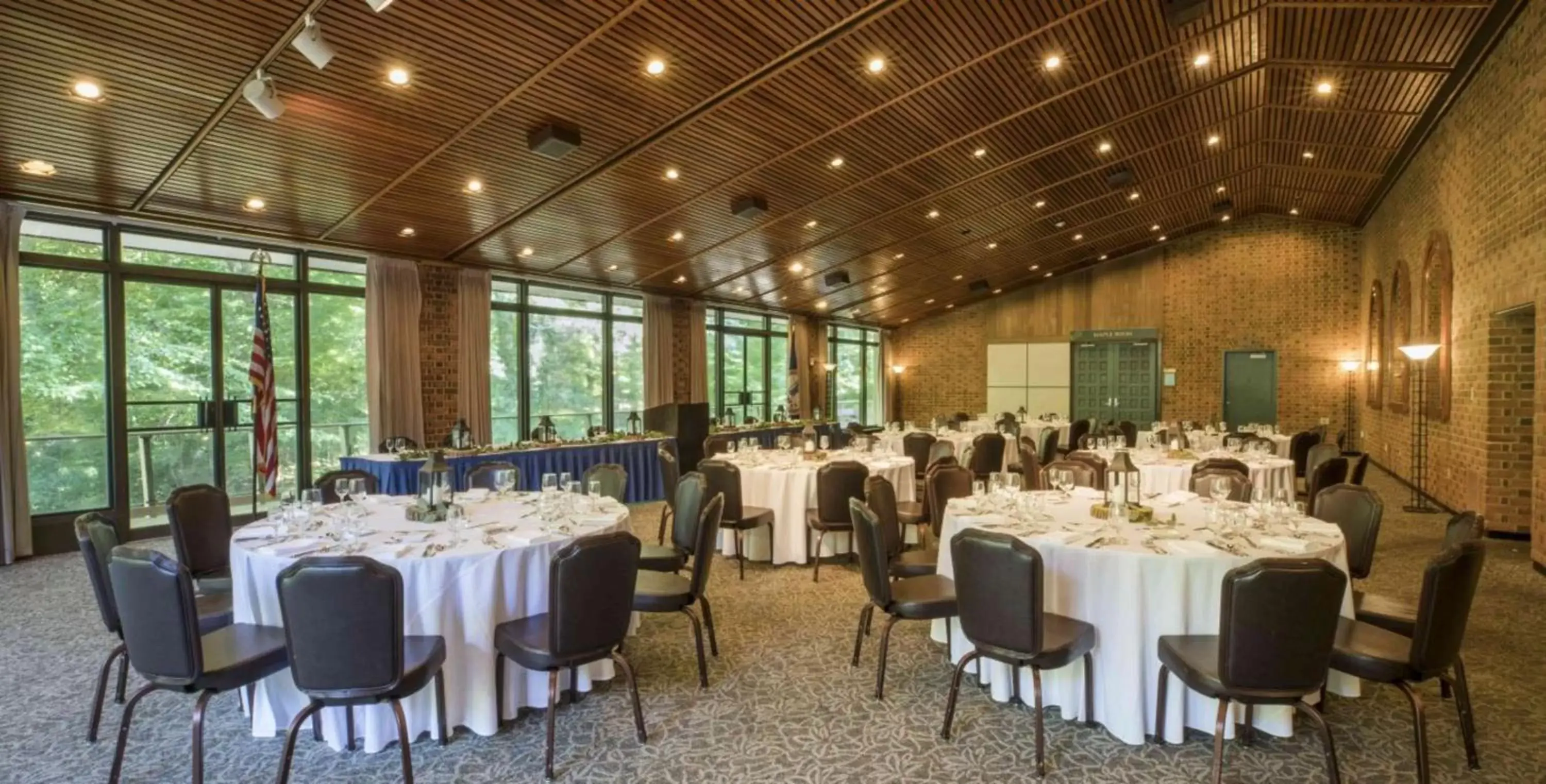 Meeting/conference room, Restaurant/Places to Eat in Williamsburg Woodlands Hotel & Suites