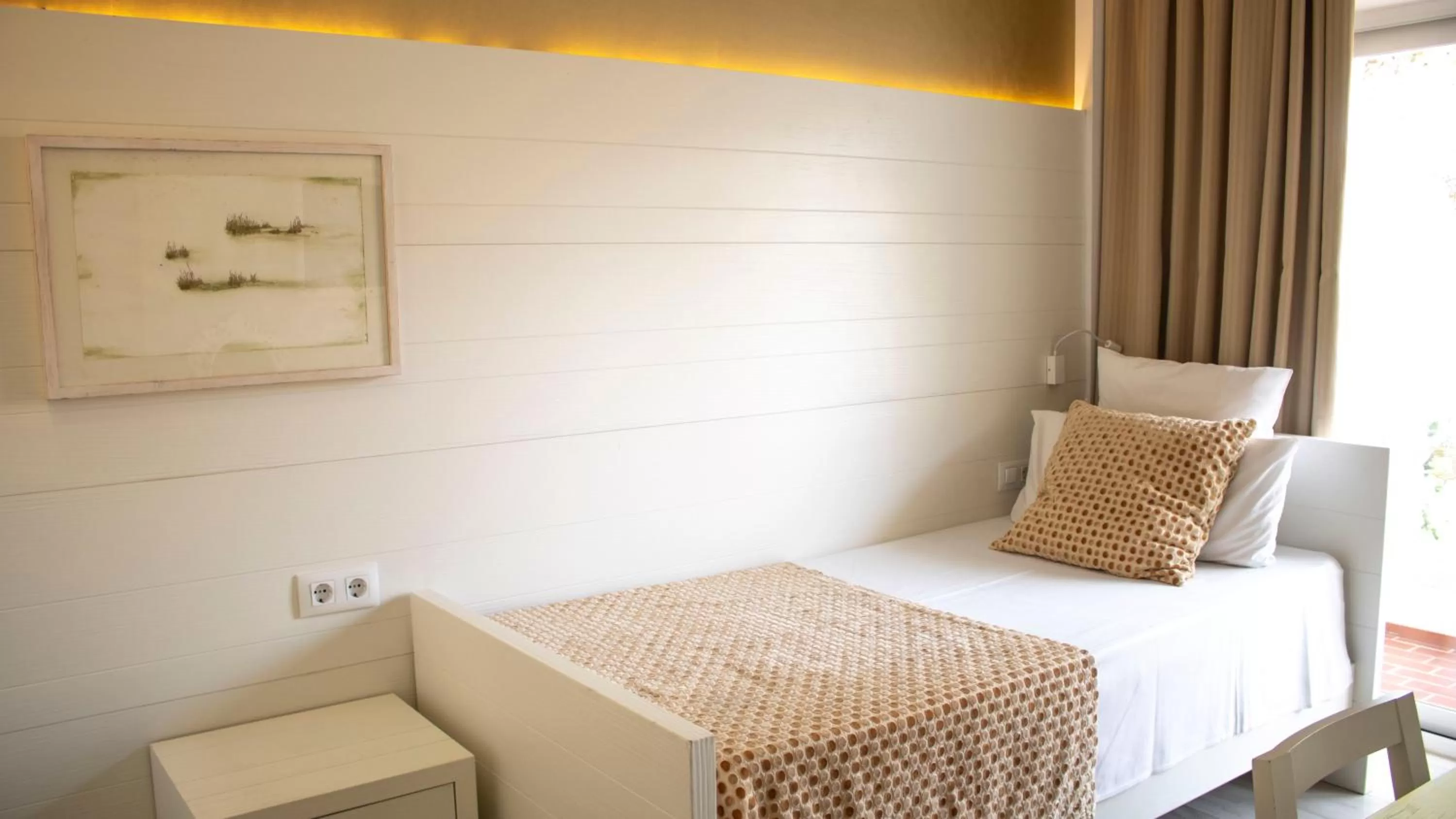 Photo of the whole room, Bed in Hotel Illa d'Or & Club Apts 4* Sup