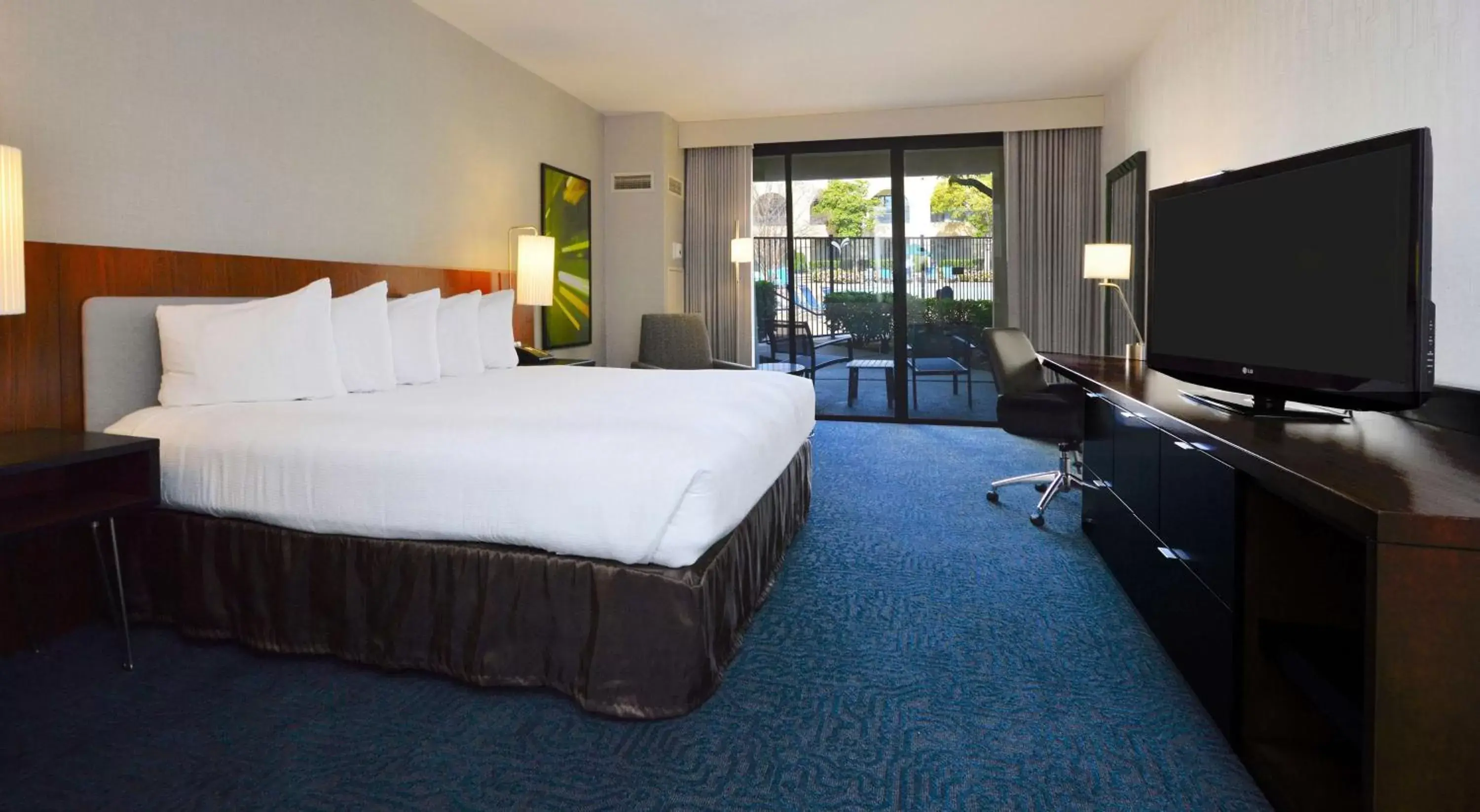 Bedroom, TV/Entertainment Center in DoubleTree by Hilton Newark-Fremont