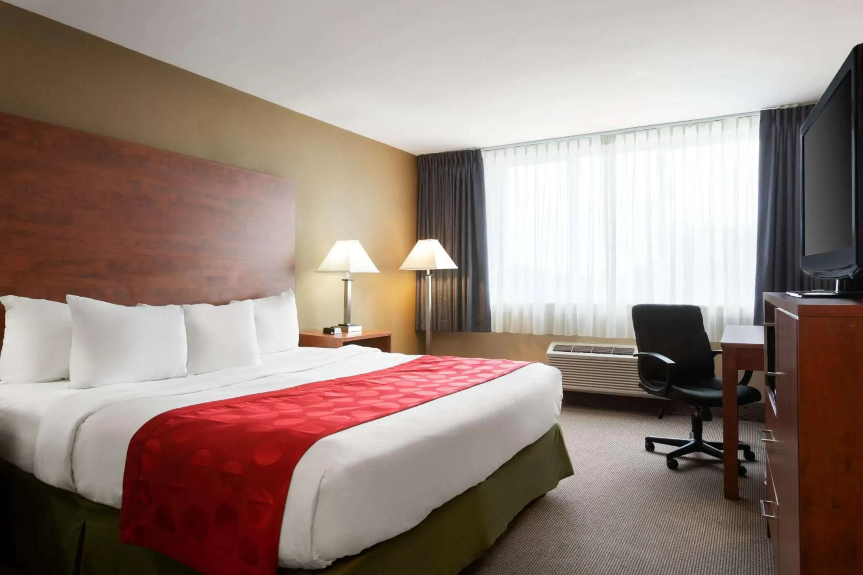 Photo of the whole room, Bed in Ramada Plaza by Wyndham Montreal