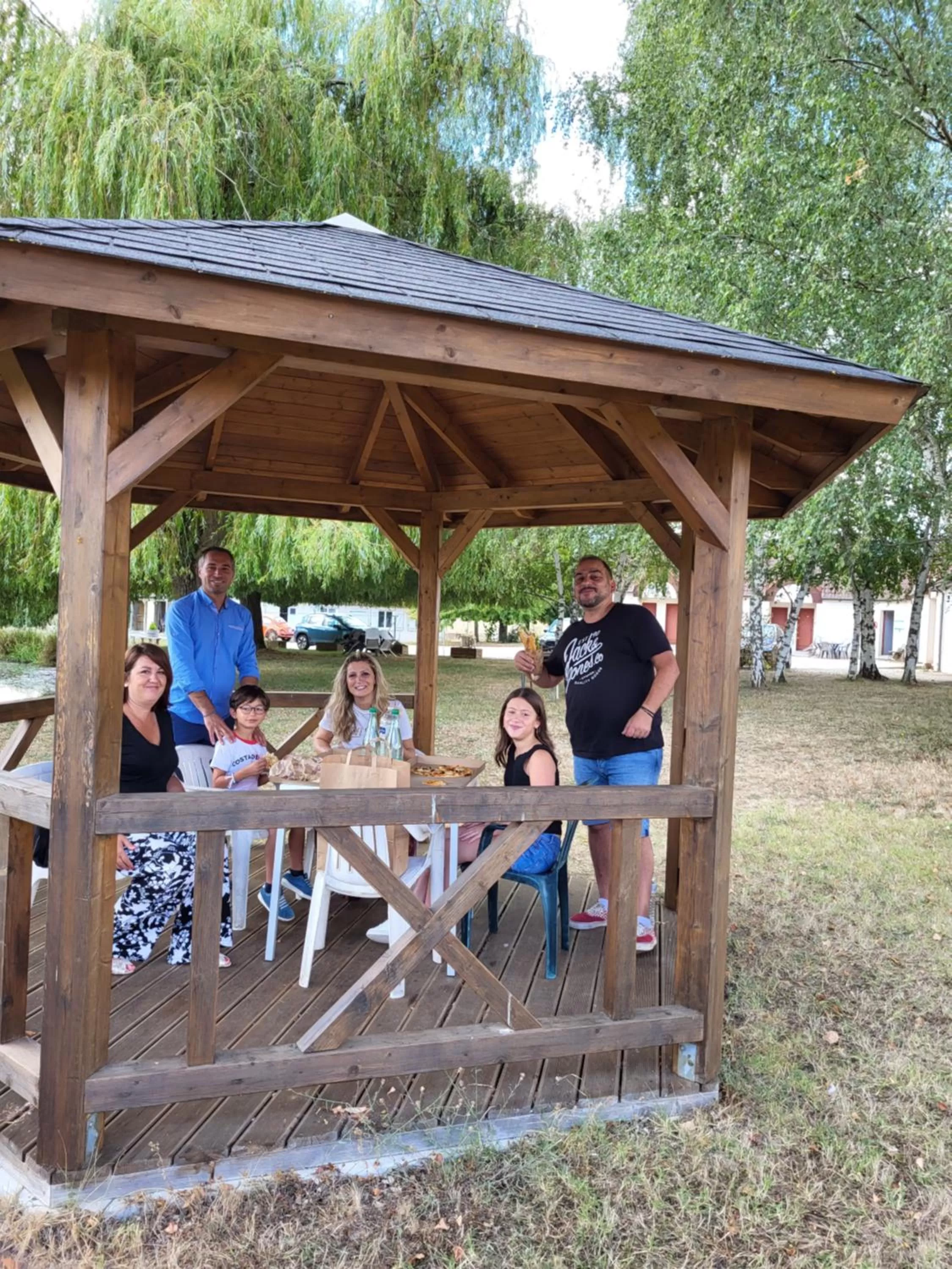 People in Cheverny la vie est belle