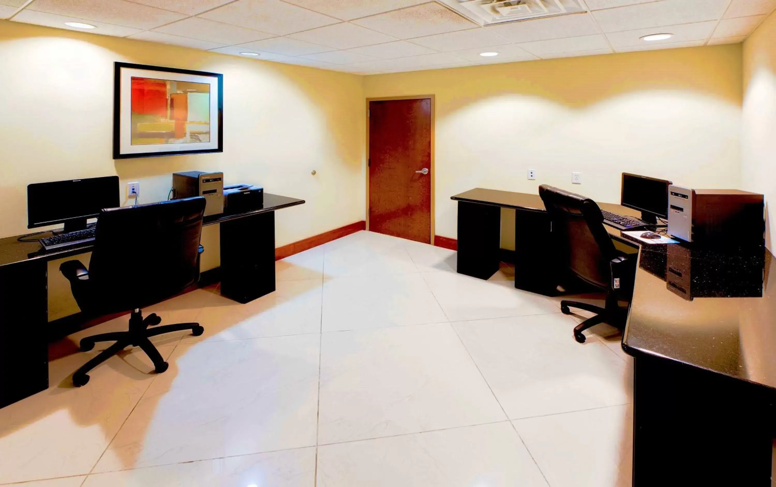 Business Area/Conference Room in Hawthorn Suites by Wyndham - Kingsland, I-95 & Kings Bay Naval Base Area