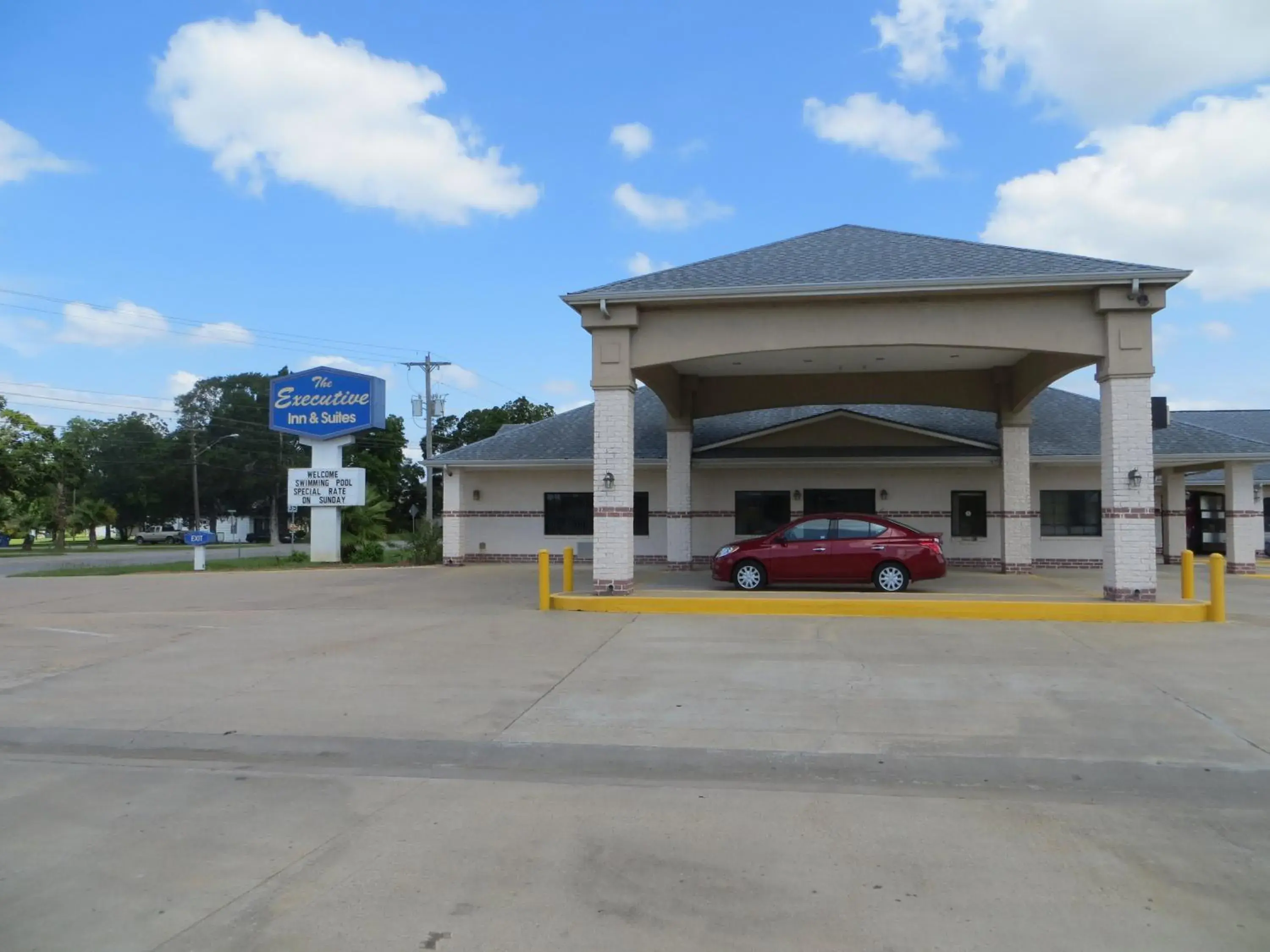 Facade/entrance in Executive Inn & Suites West Columbia