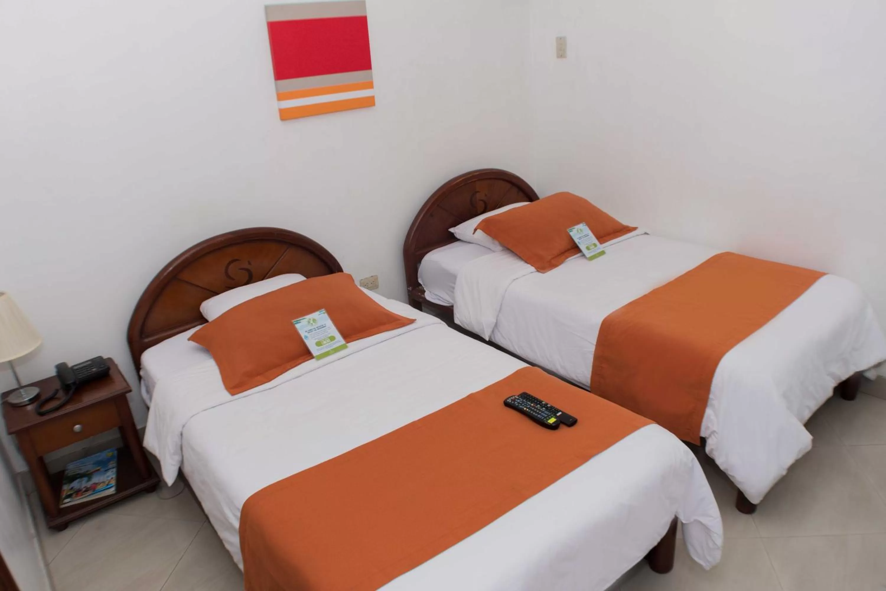 Bed in Hotel Castell - Cerca Del Aeropuerto