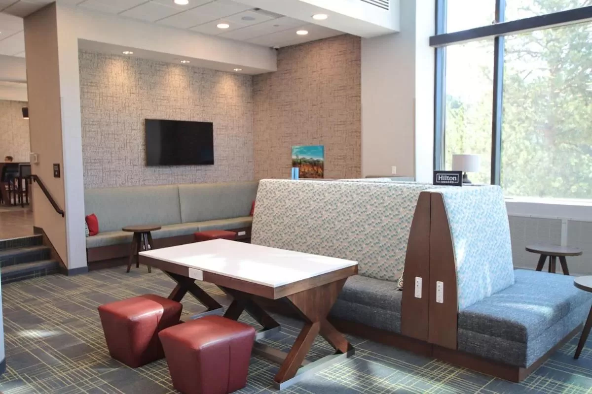 Seating area in Hampton Inn Lead