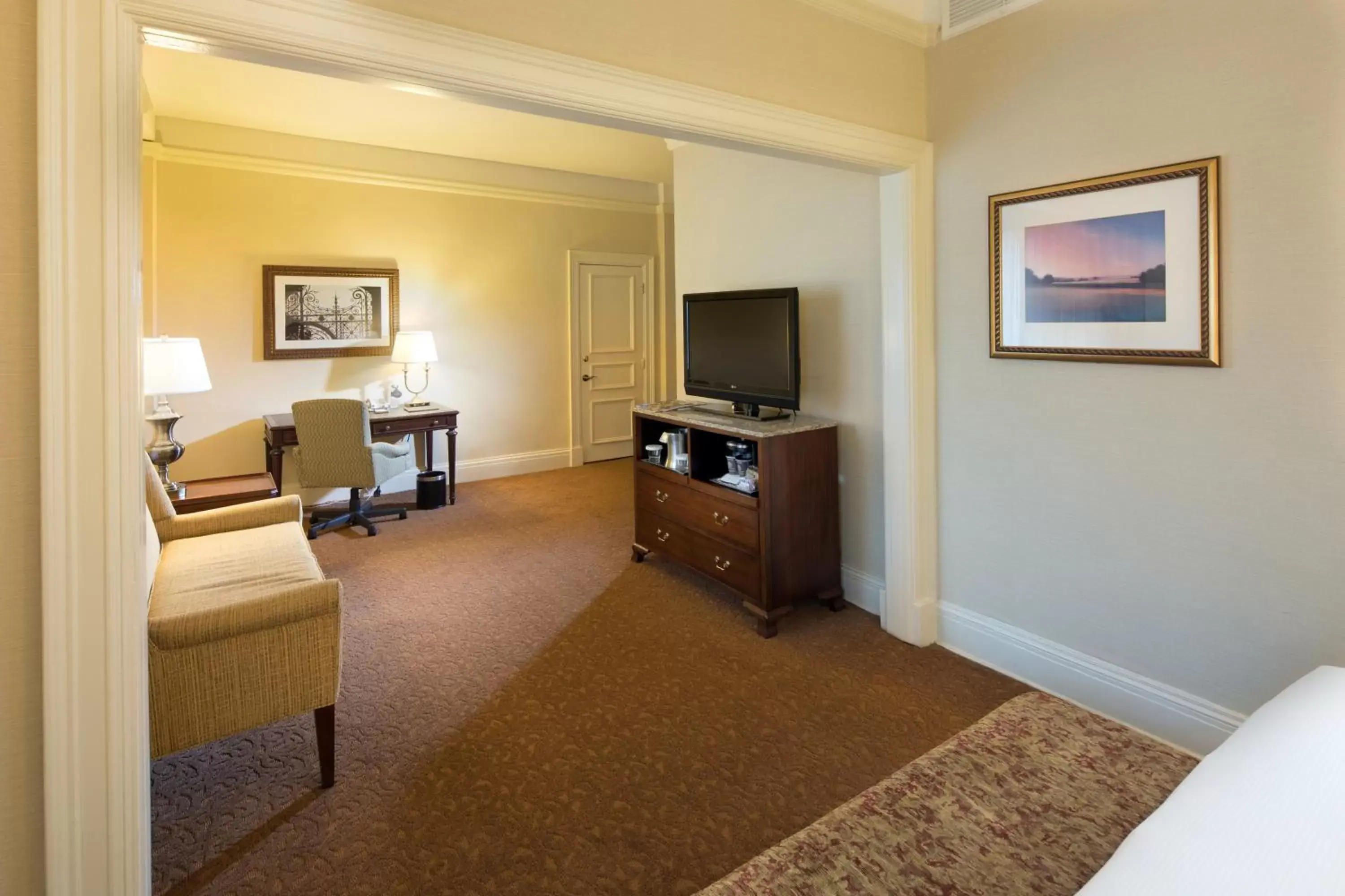 Bedroom, TV/Entertainment Center in The Seelbach Hilton Louisville