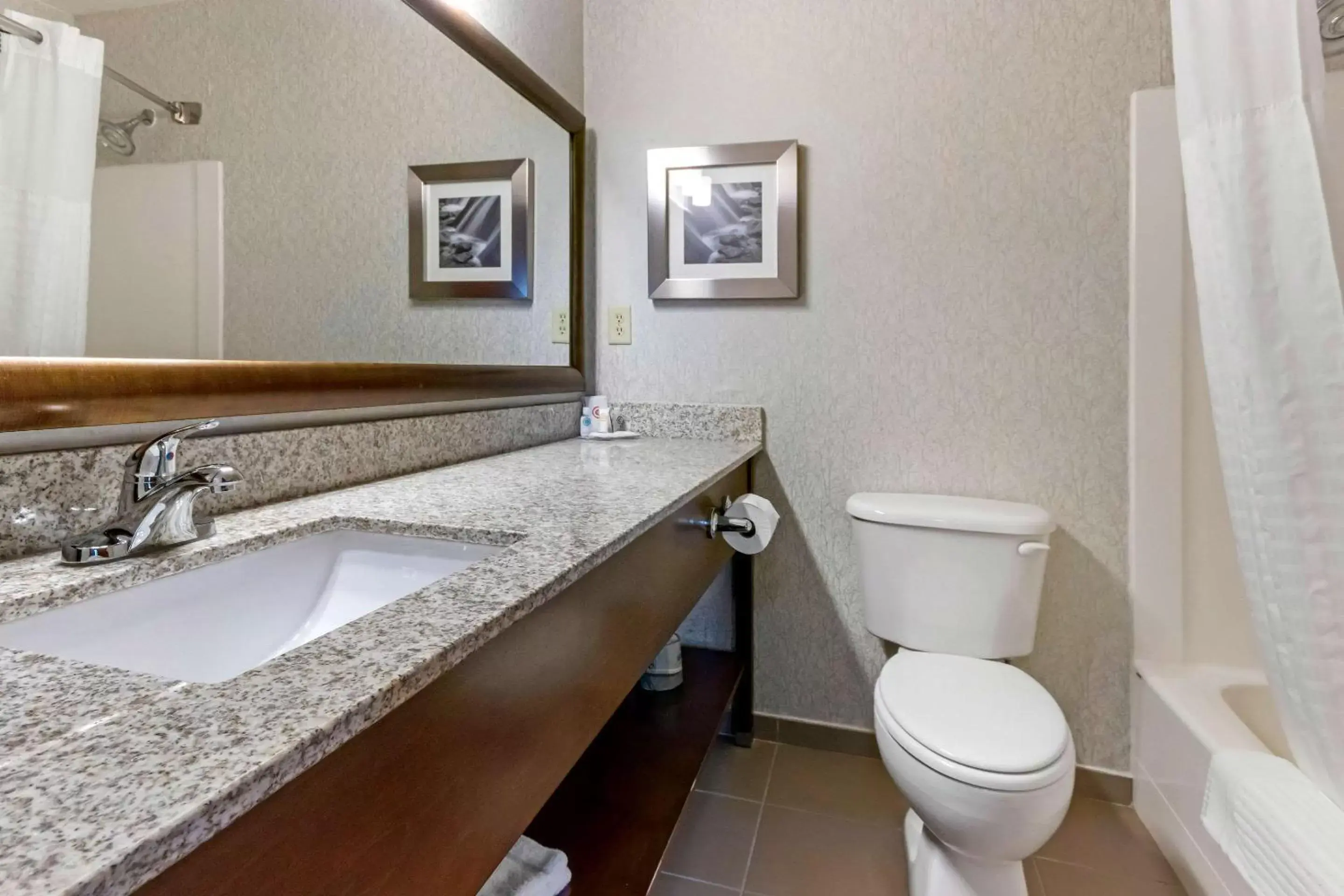 Photo of the whole room, Bathroom in Comfort Inn & Suites Market - Airport