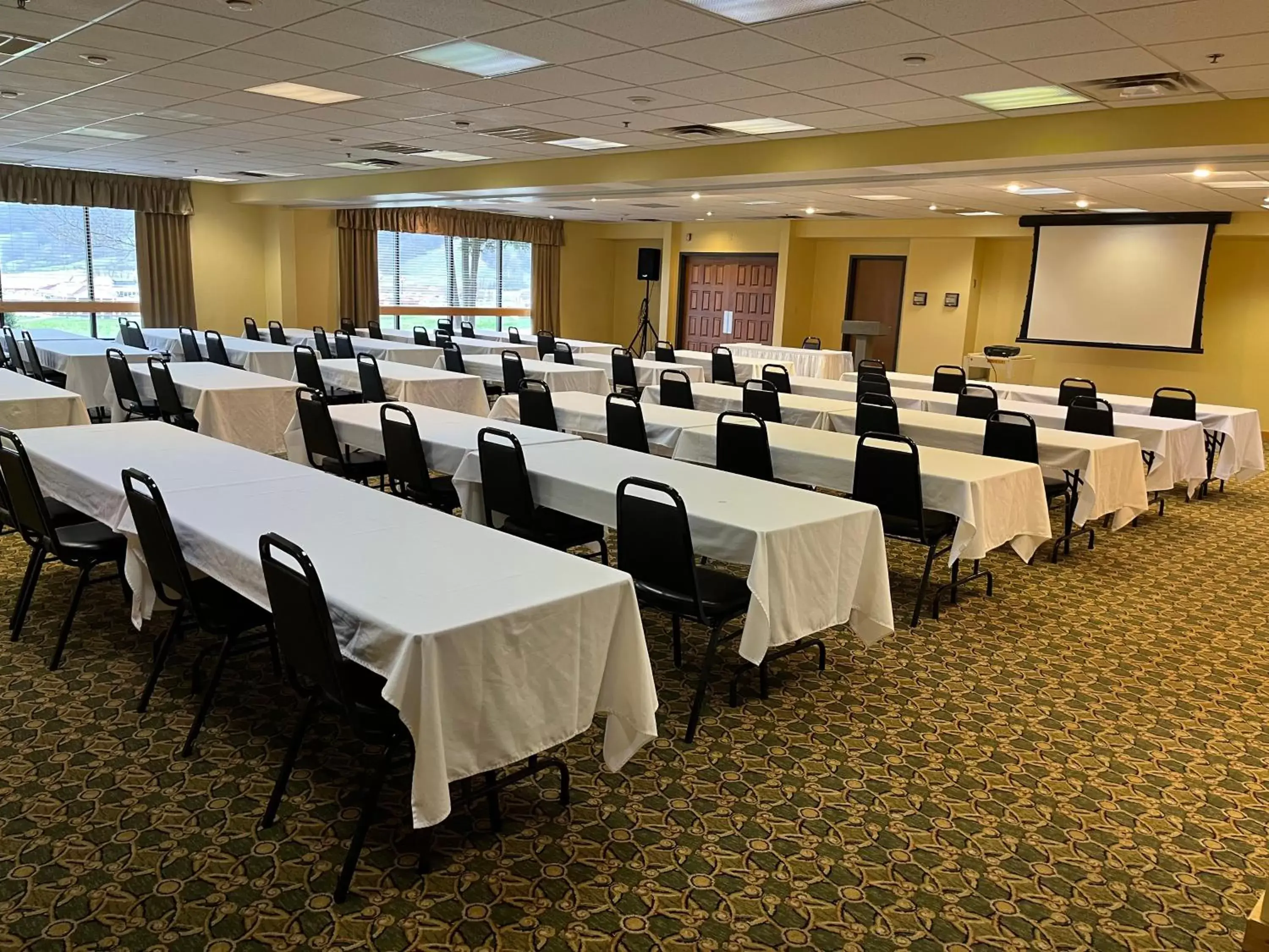 Meeting/conference room in Days Inn & Suites by Wyndham Sutton Flatwoods