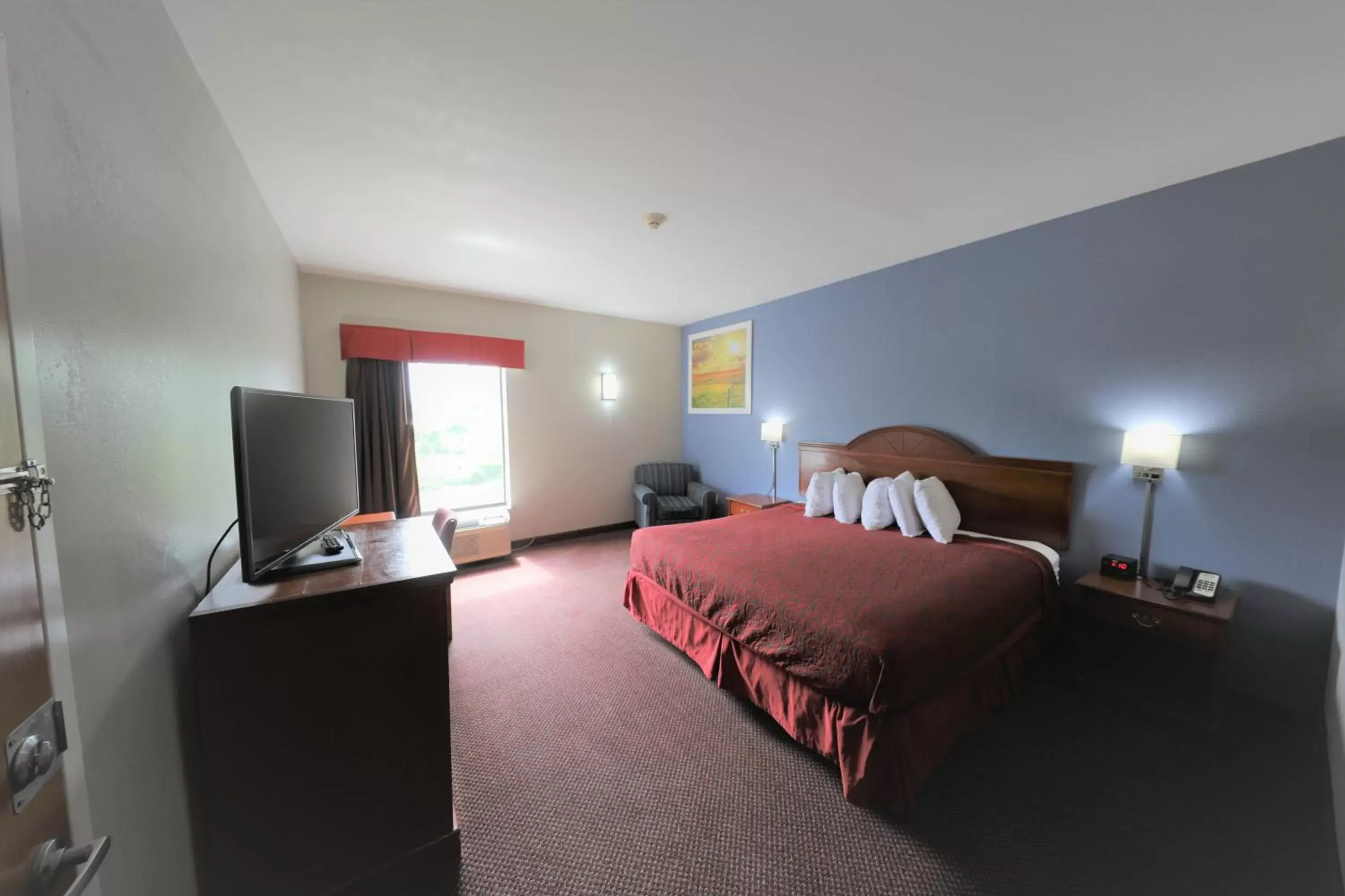 Photo of the whole room, Bed in Days Inn by Wyndham Manassas