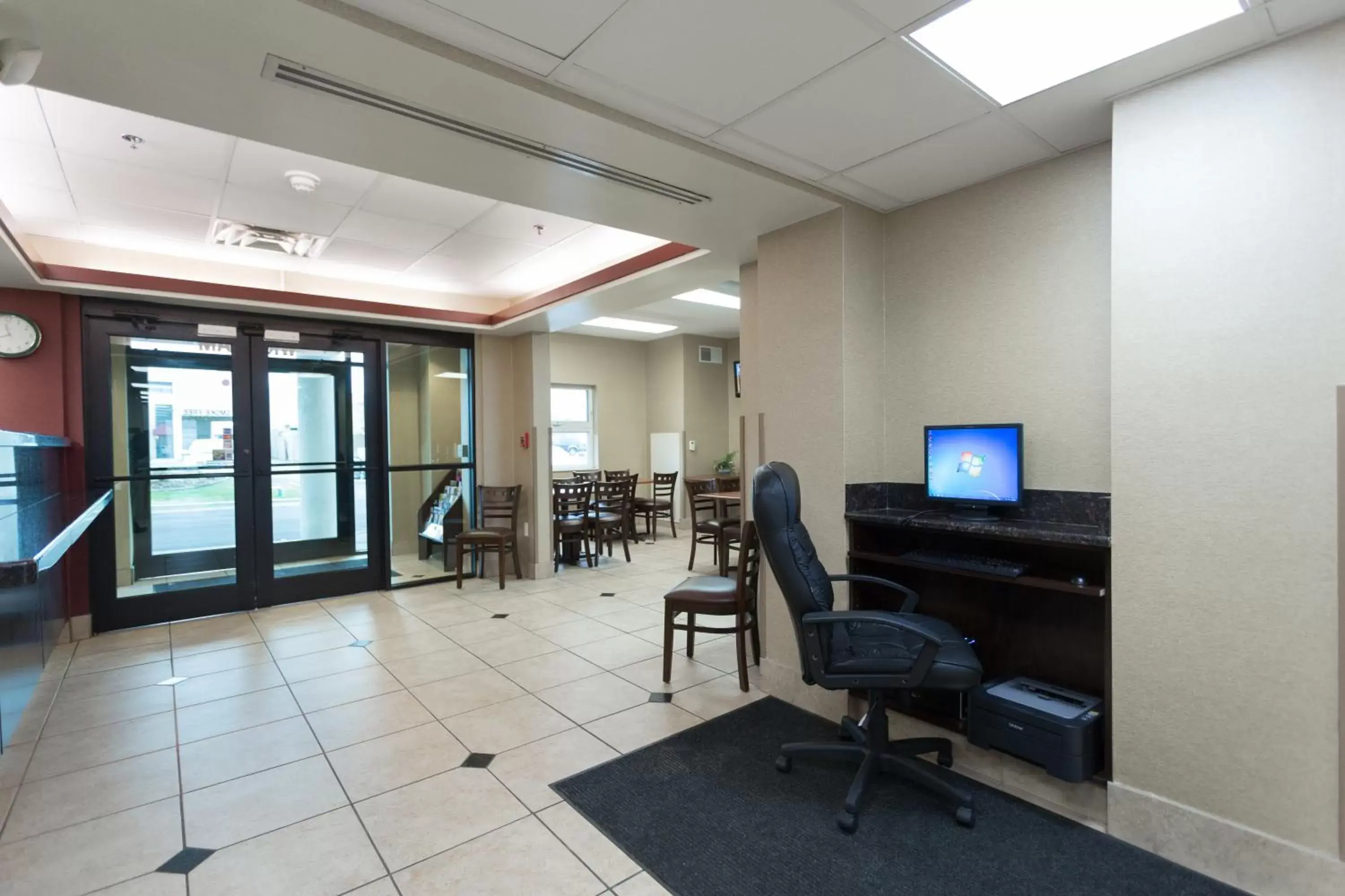 Lobby or reception in Travelodge by Wyndham Romulus Detroit Airport