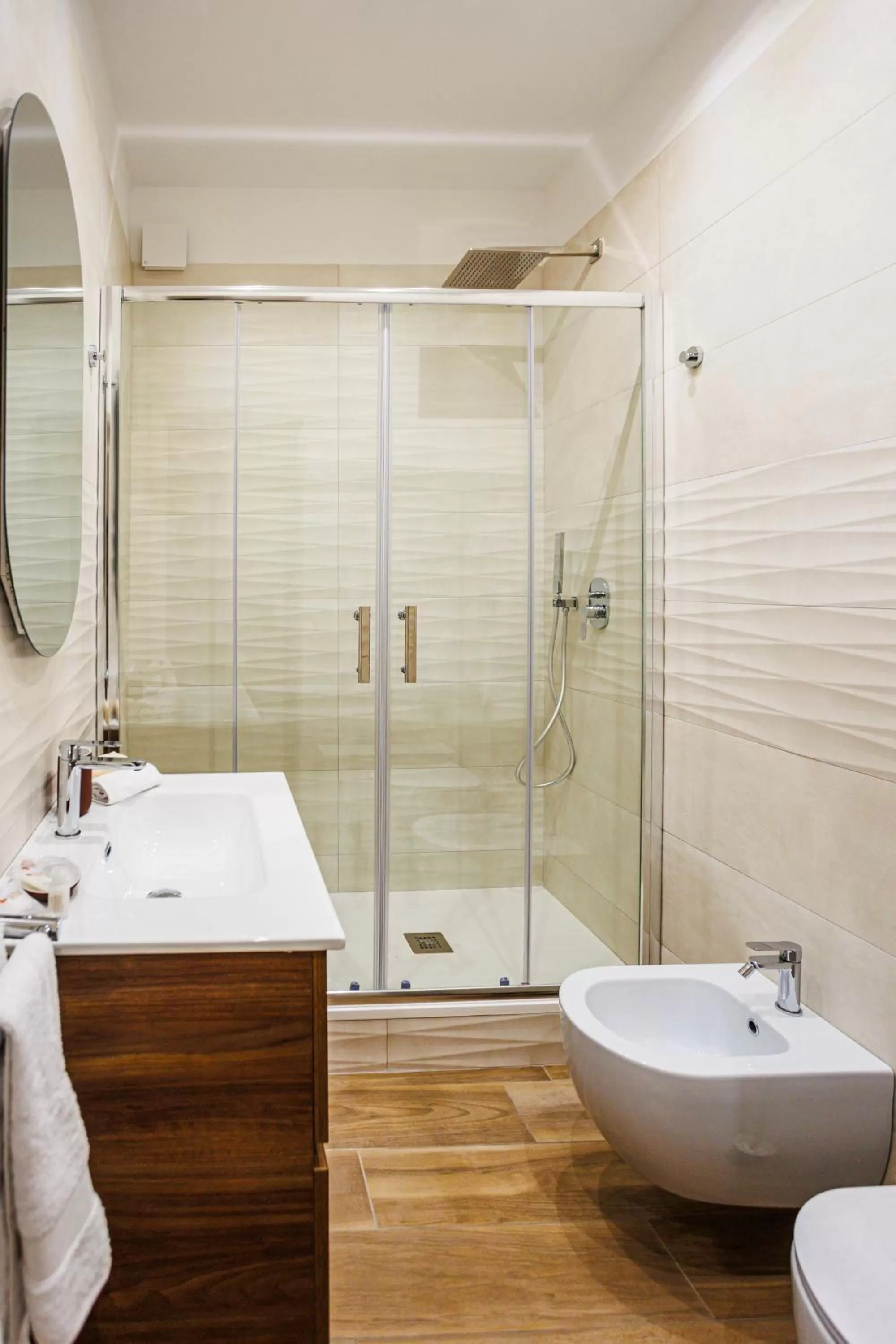 Shower, Bathroom in Peca's room