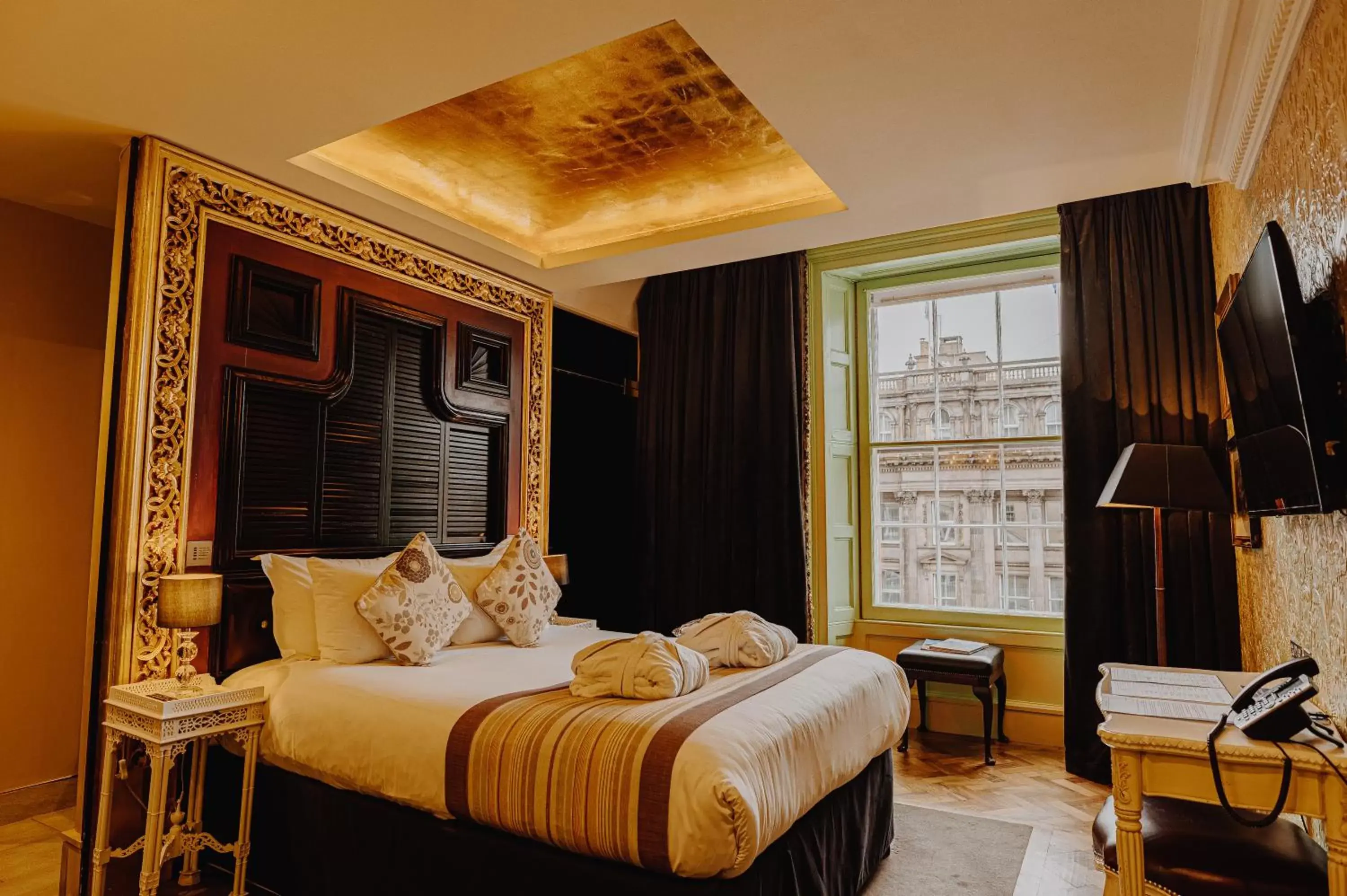 Bedroom in Le Monde Hotel
