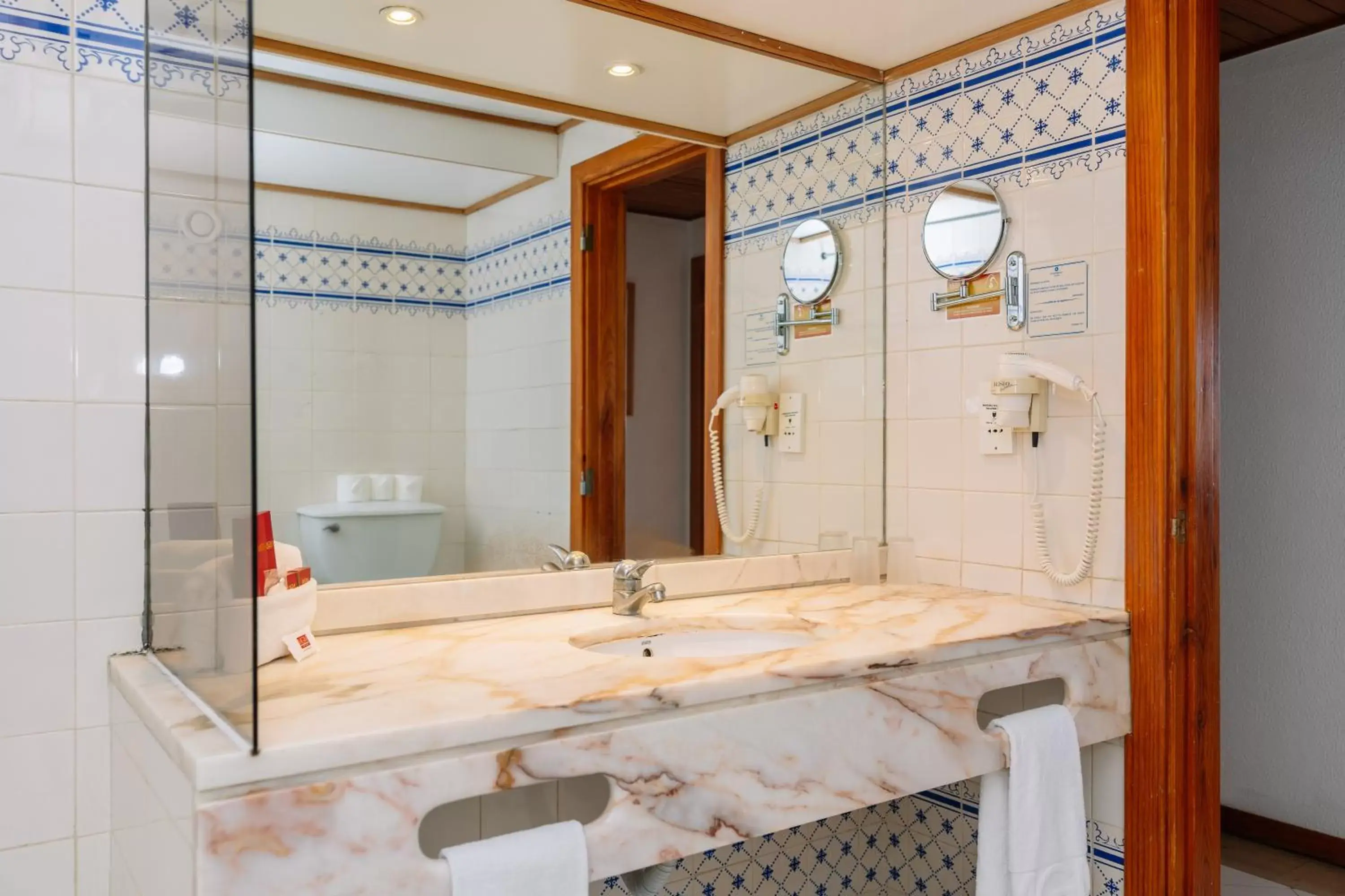 Toilet, Bathroom in Muthu Oura Praia Hotel