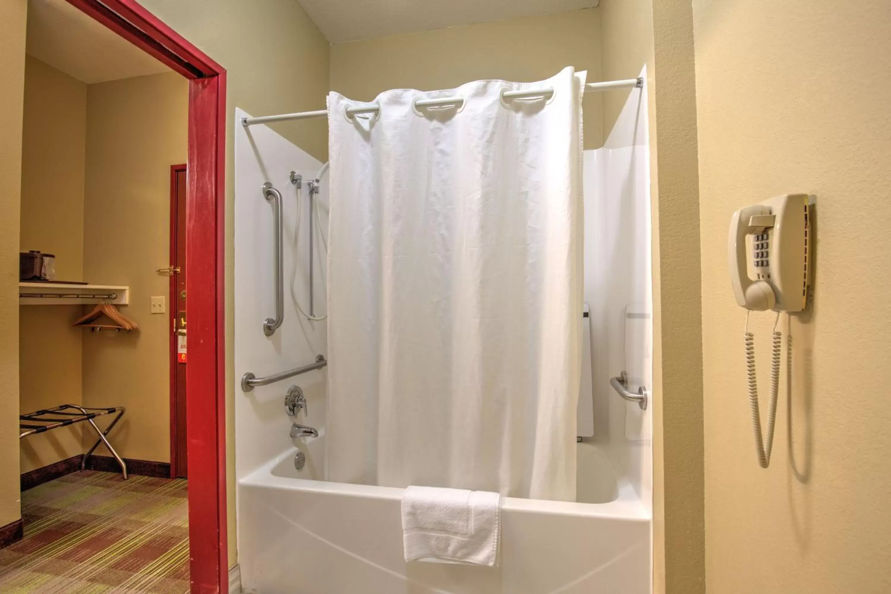 Bath, Bathroom in Super 8 by Wyndham Waterloo