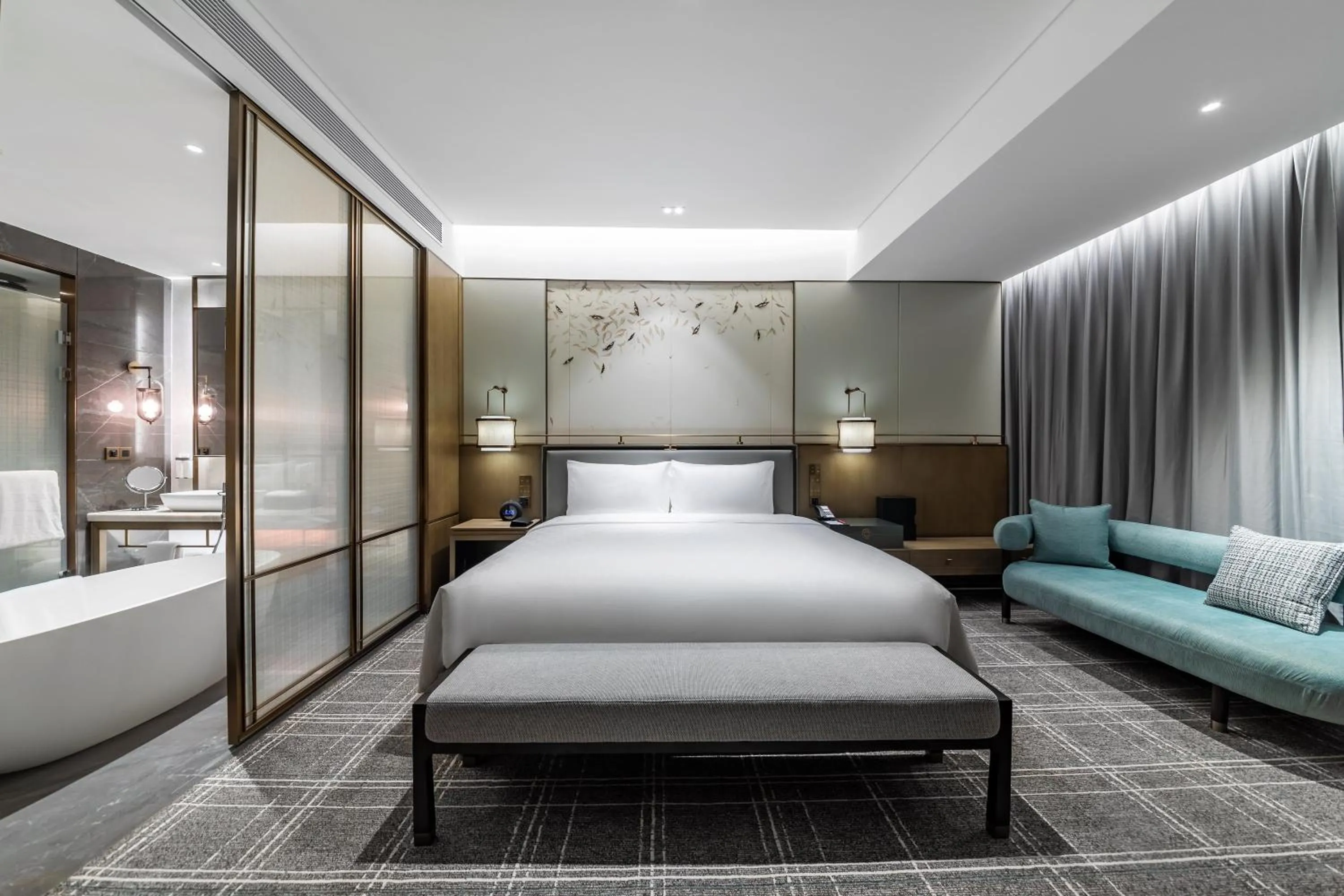 Photo of the whole room, Bed in HUALUXE Xi'an Chanba by IHG-西安浐灞华邑酒店-Near Xi'an International Convention Exhibition Center and Shopping mall and The Romantic show of Xi'an-Free Luggage Storage-English Service