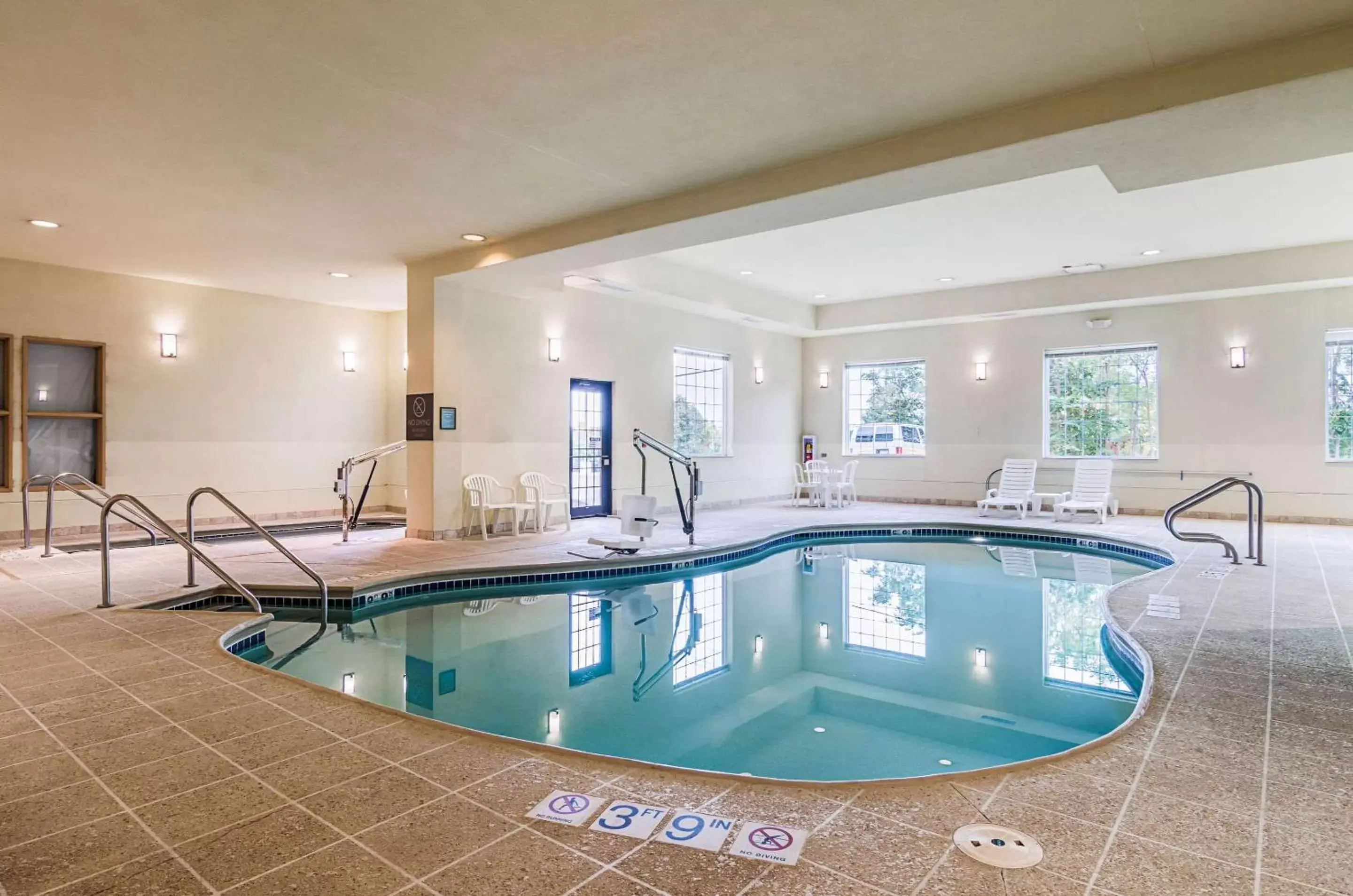 Activities, Swimming Pool in Comfort Suites Grayslake near Libertyville North