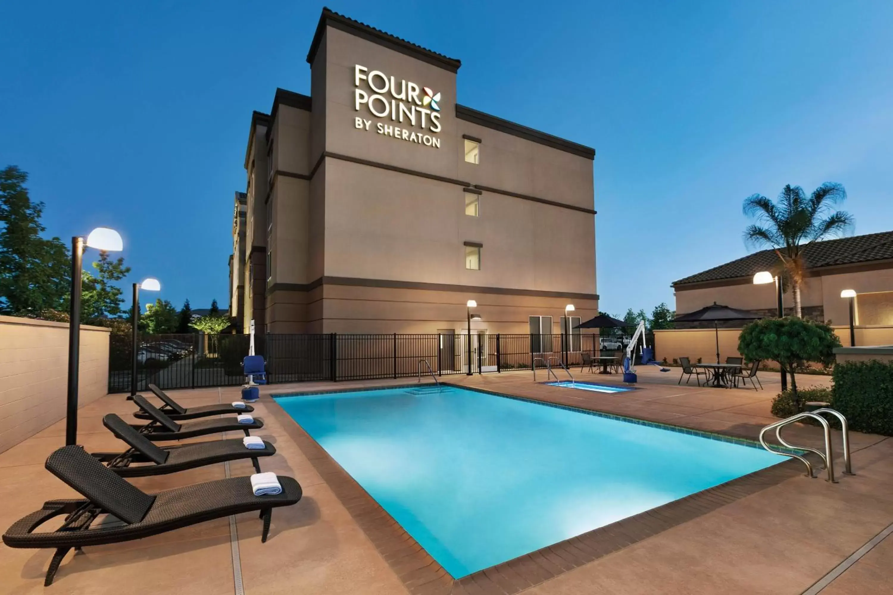 Swimming pool, Property Building in Four Points by Sheraton Sacramento Airport