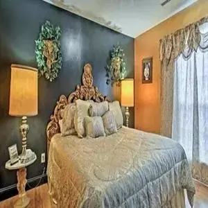 Bedroom, Bed in Branson King Resort