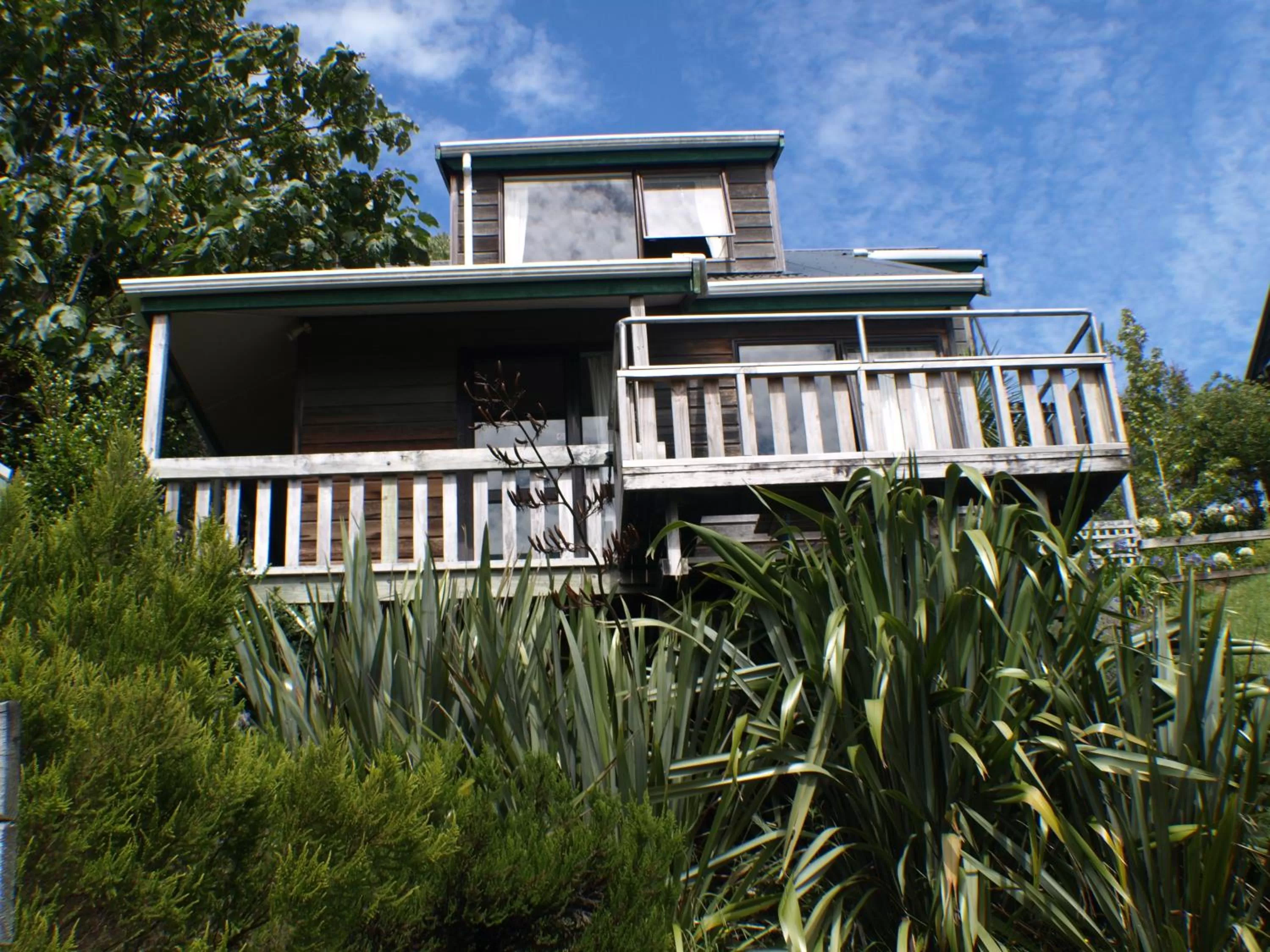 Property building in Grafton Cottage & Chalets